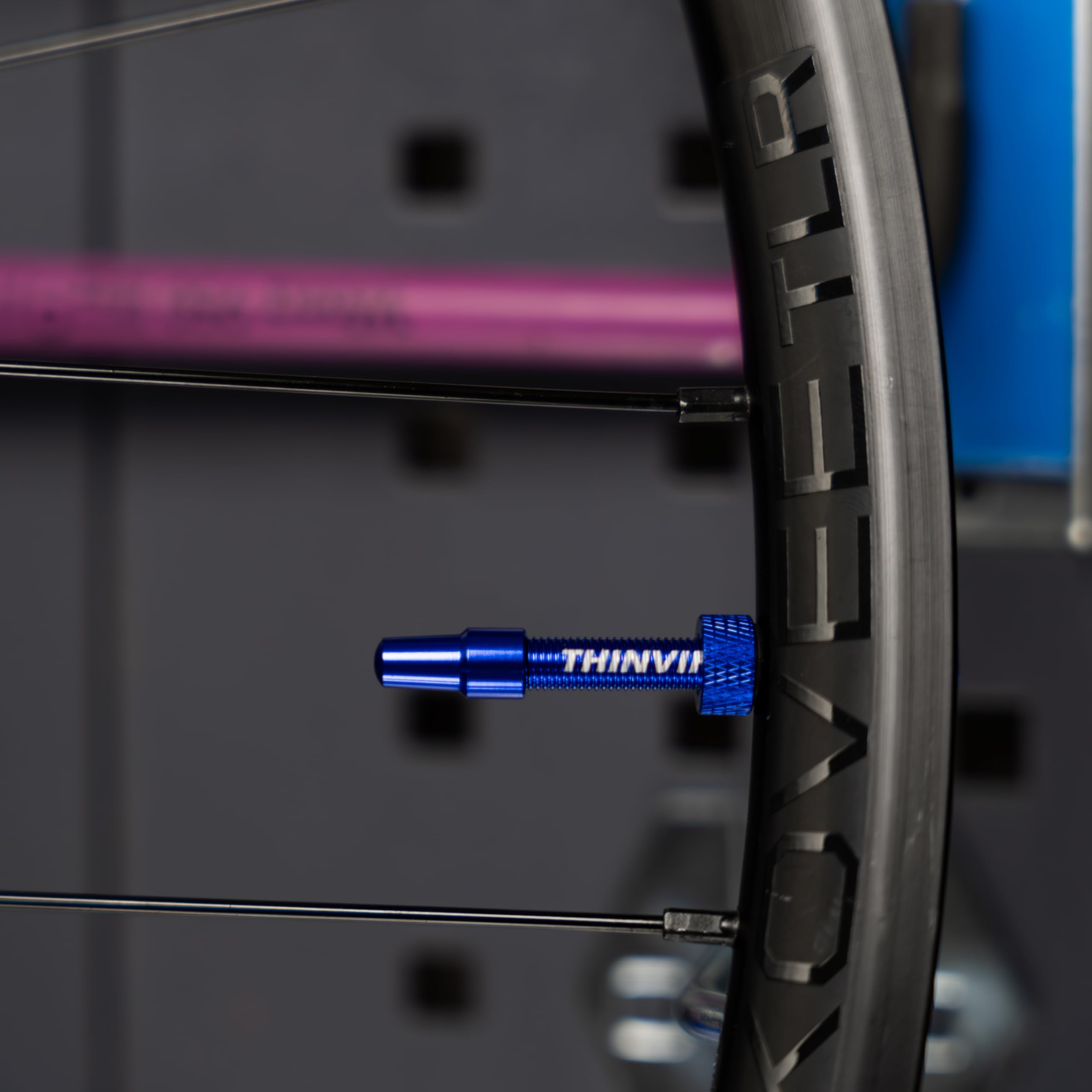 Thinvik Presta trzpień zaworu bezdętkowego 48 mm super lekki stop do opon bezdętkowych - 2 bezdętkowe trzpienie zaworu (z nasadką zaworu ze stopu aluminium) + narzędzie do usuwania rdzenia zaworu