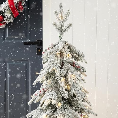 Miniatura 6 de Glitzhome 1 árbol de Navidad artificial de abeto flocado preiluminado, árbol de Navidad de 4 pies con 100 luces blancas cálidas y bayas rojas para