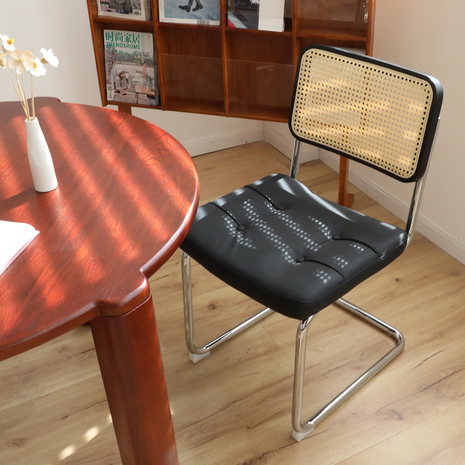 4er Set Freischwinger Esszimmerstühle aus Kunstleder & Rattan – Gepolsterte Küchenstühle mit Chromgestell geflochtene Rattan Rückenlehne Eichenholz ,Küchenstuhl Freischwinger Polsterstuhl(Schwarz-PU)