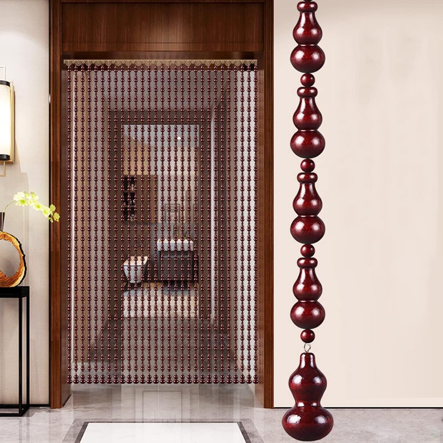 Rideau de porte en perles de bois pour séparer un salon et habiller une armoire