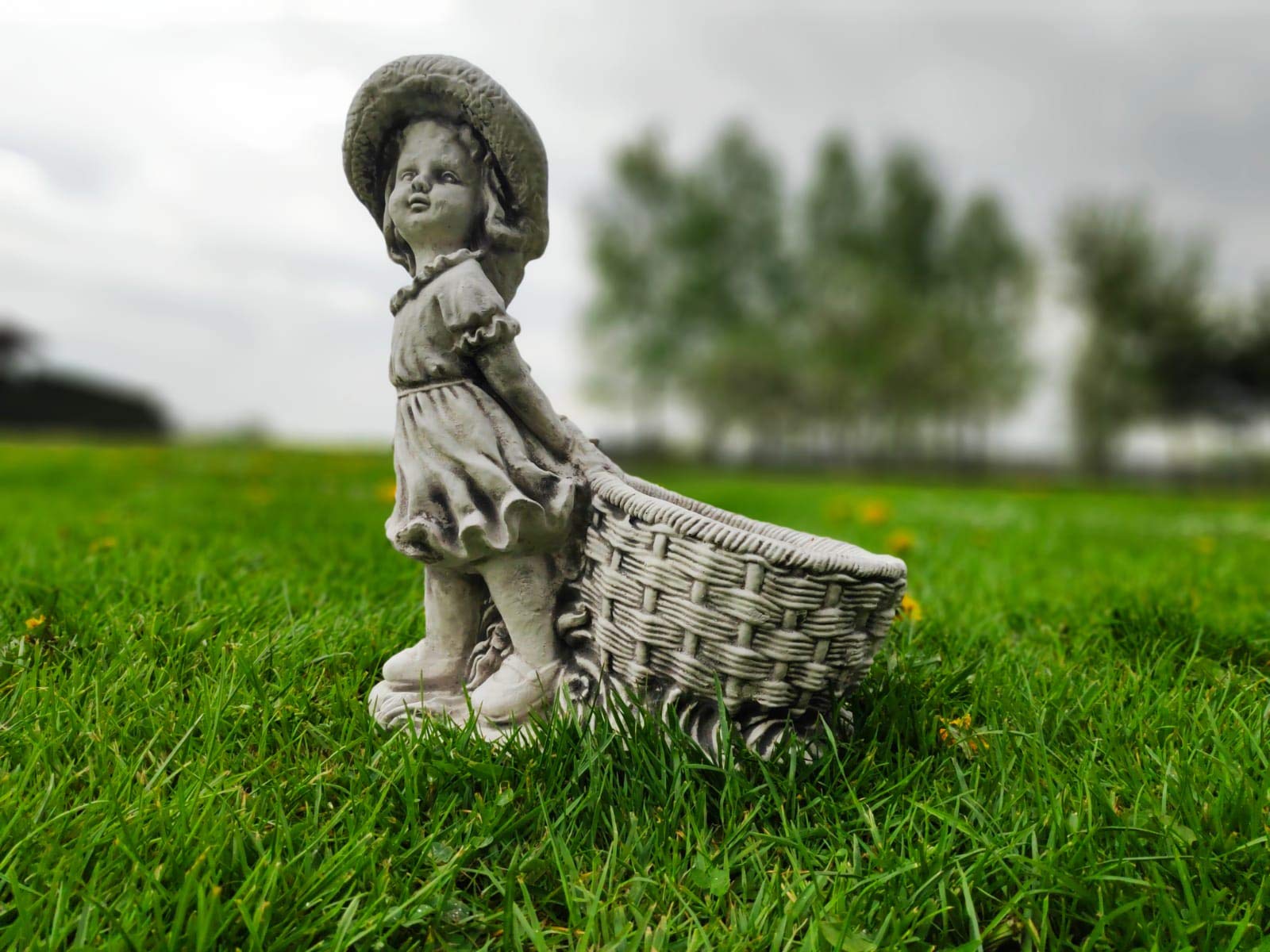 Ornamento da Giardino in Pietra, Statuetta Vintage di Greta con Vaso di Fiori