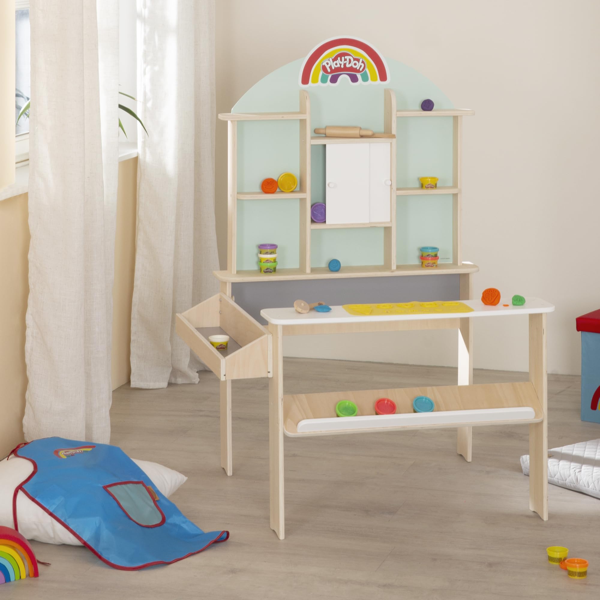 Roba x Play-Doh sklepik dla dzieci, 12 pojemników ciastoliny, 3 narzędzia, fartuszek, mata 3D. Drewniany, certyfikat FSC, edukacyjny – dla dzieci 3+