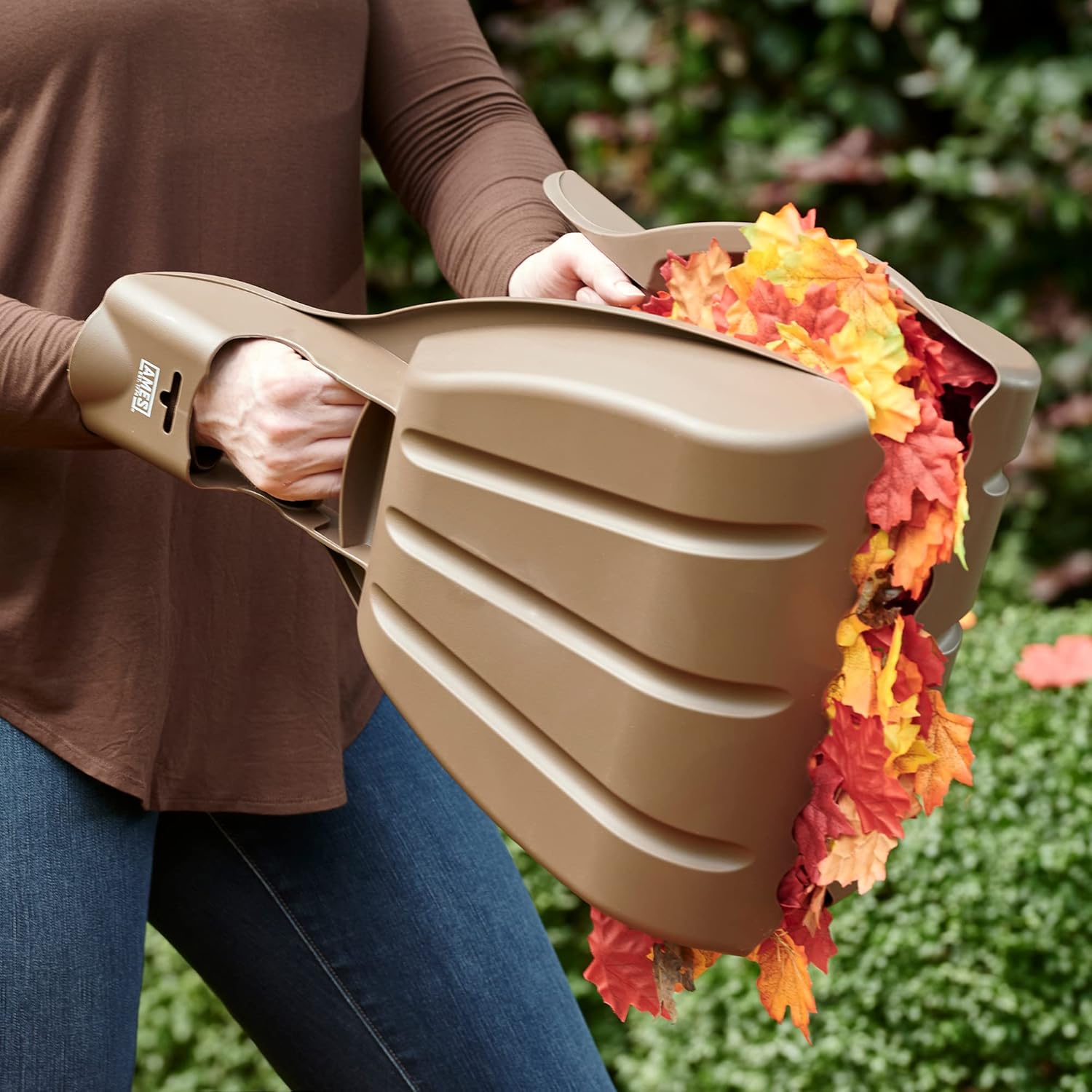 AMES Leaf Scoops Hand Rake Set with Collapsible Pop-Up Garden Waste Bag for Collecting Leaves, Mulch and Debris
