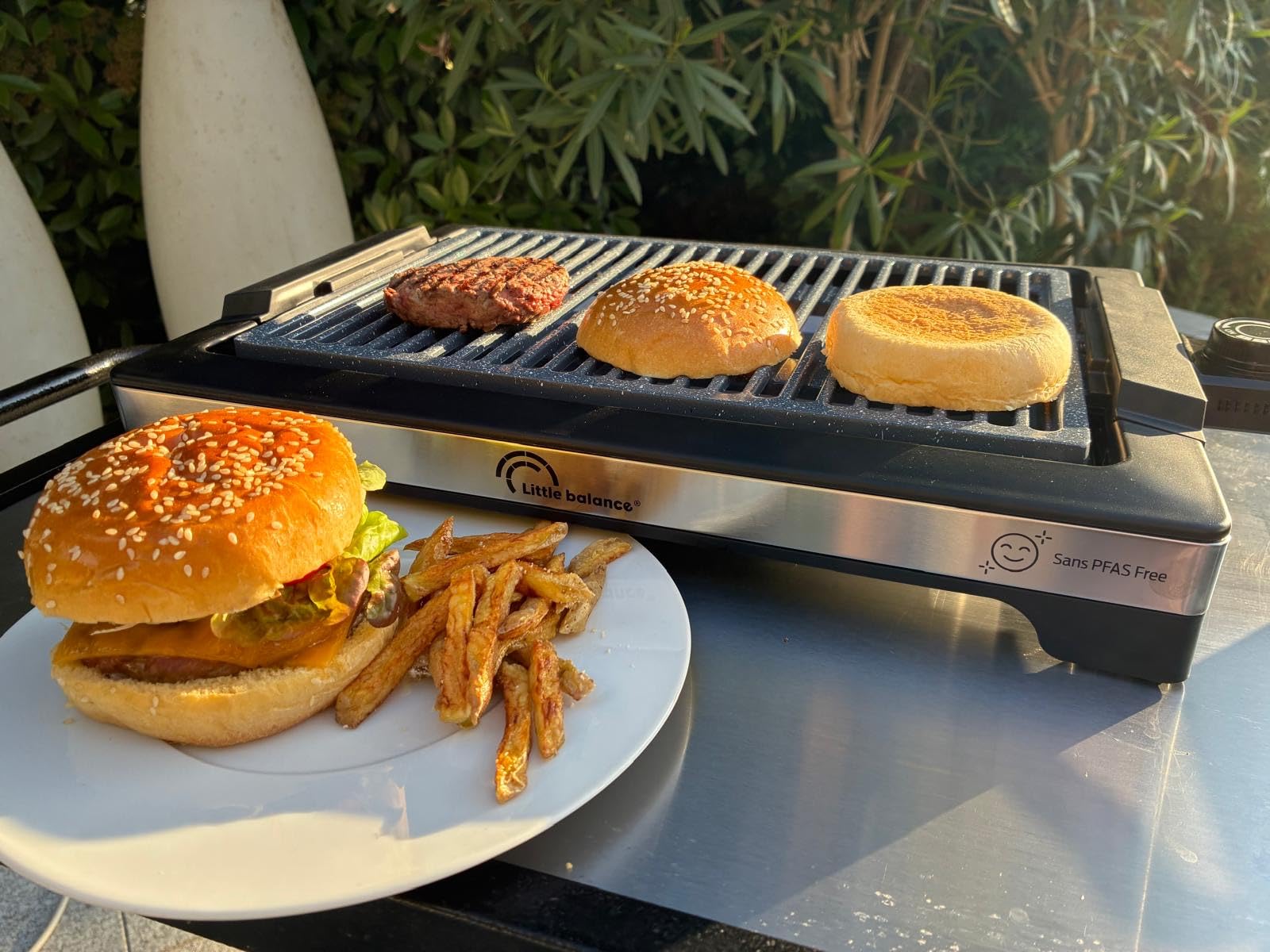 LITTLE BALANCE 8863 Easy Nopifas, Barbecue électrique 4-6 personnes, Plaque sans PFAS, Antiadhésif, Tout type d'aliments, 2000 W, Noir