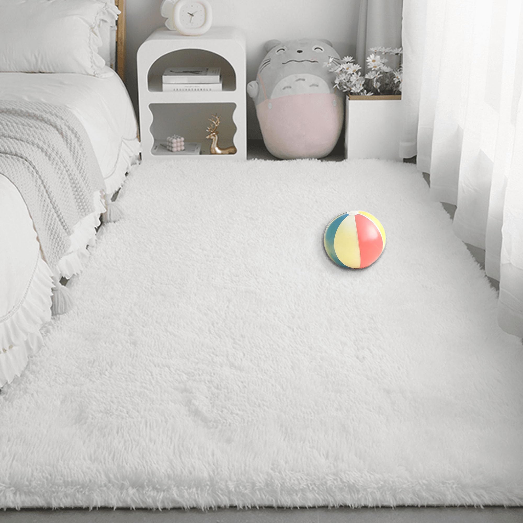 Tapis doux de salon blanc pour créer un coin lecture chaleureux au bureau