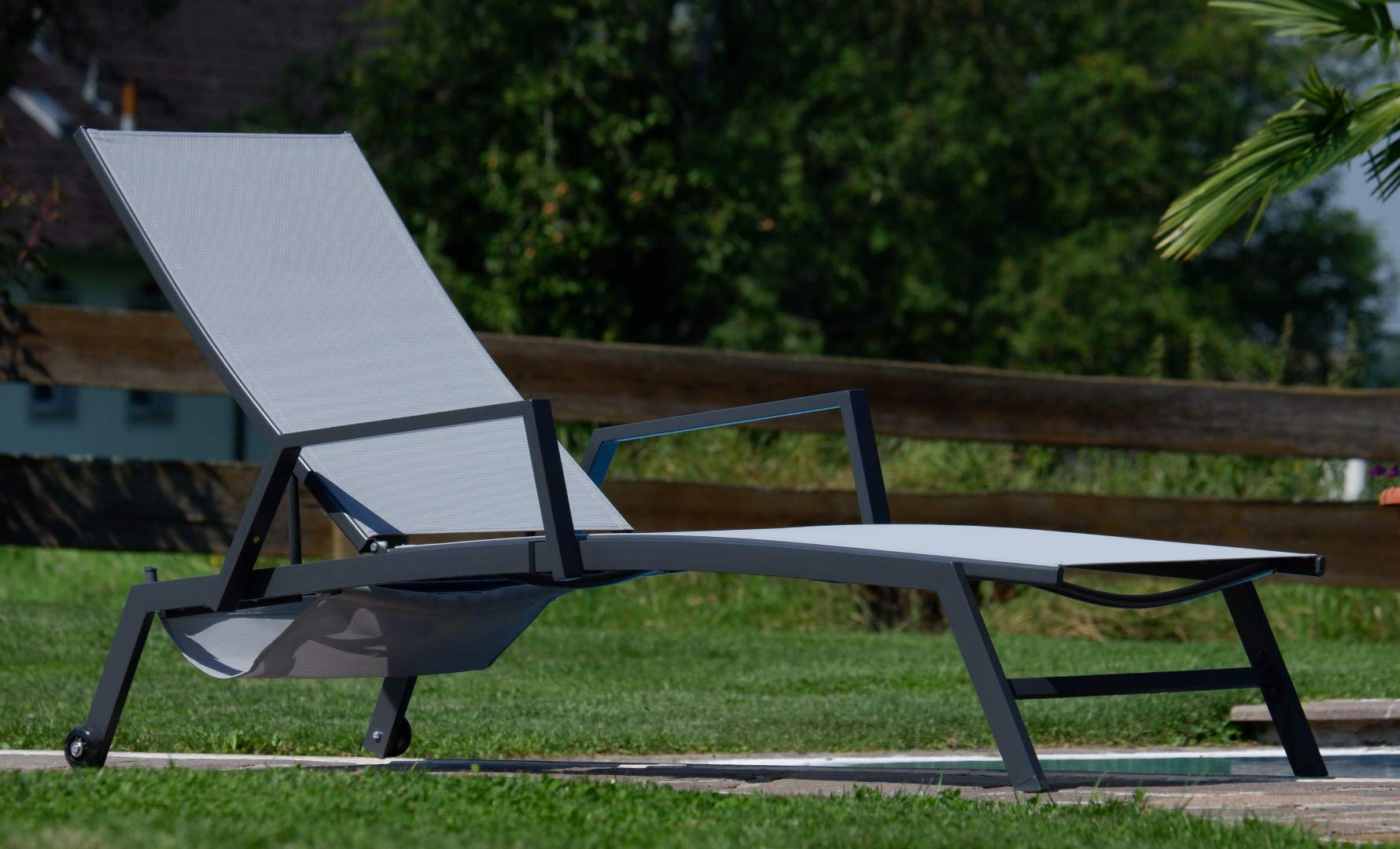 ALEOS. Sonnenliege Gartenliege Relaxliege Viveros mit Armlehne 6fach verstellbar- Liegefläche aus atmungsaktiven Kunststoffgewebe mit praktischer Buchablage mit Rollen