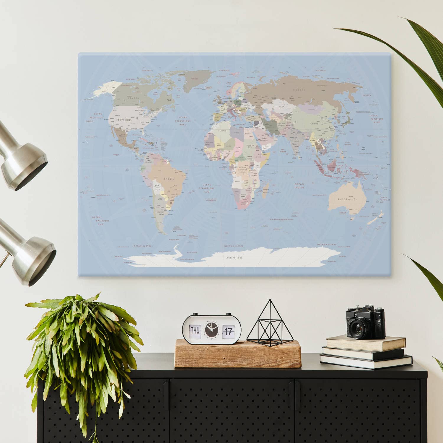 Tableau sur toile avec carte du monde à épingler, marque tes voyages et souvenirs – Carte du Monde Bleu Glacial - En français - Image de carte murale en bleu clair, 100 x 70 cm