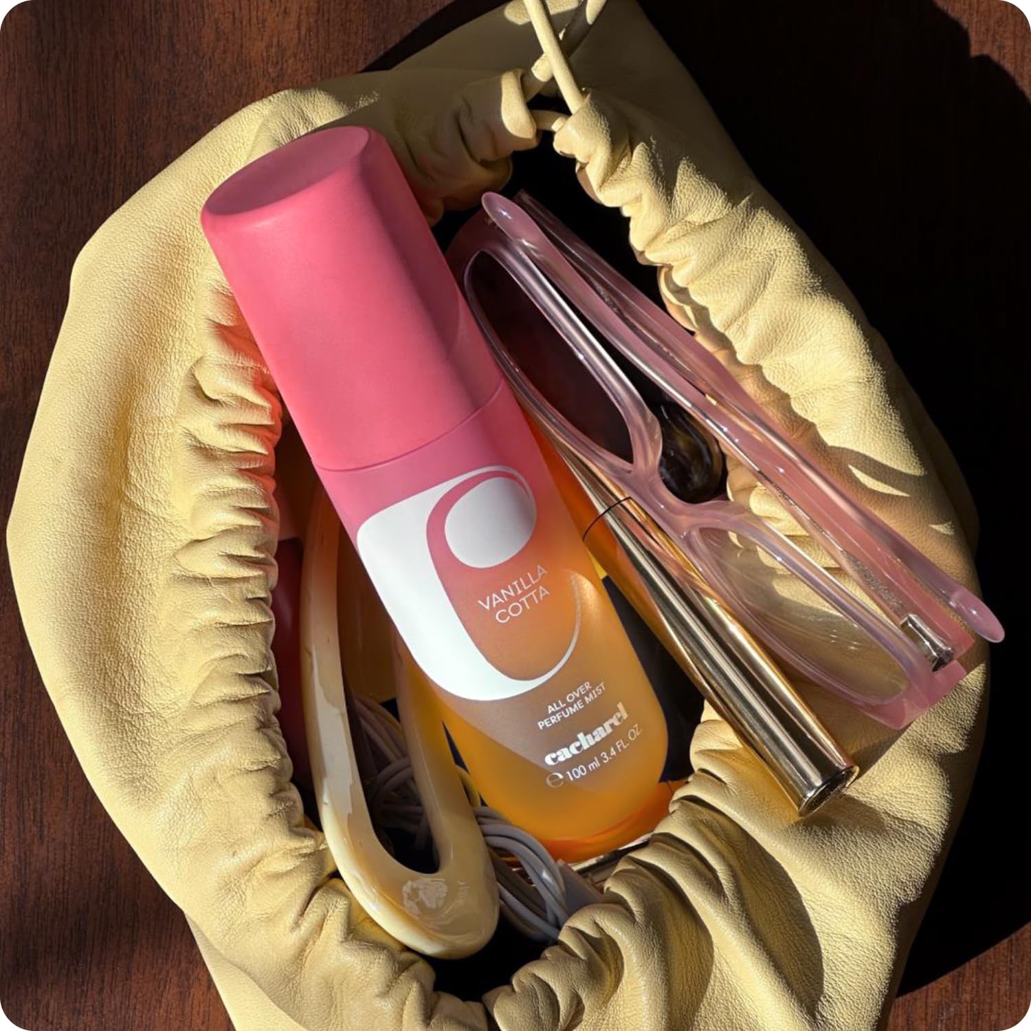 CACHAREL Yummy Mist Vanilla Cotta — Brume Parfumée Ambrée Gourmande Corps & Cheveux pour Femme - Vanille crémeuse, Fleurs Solaires, Accord Noisette, Accord de Lait - Spray Vaporisateur - 100ml