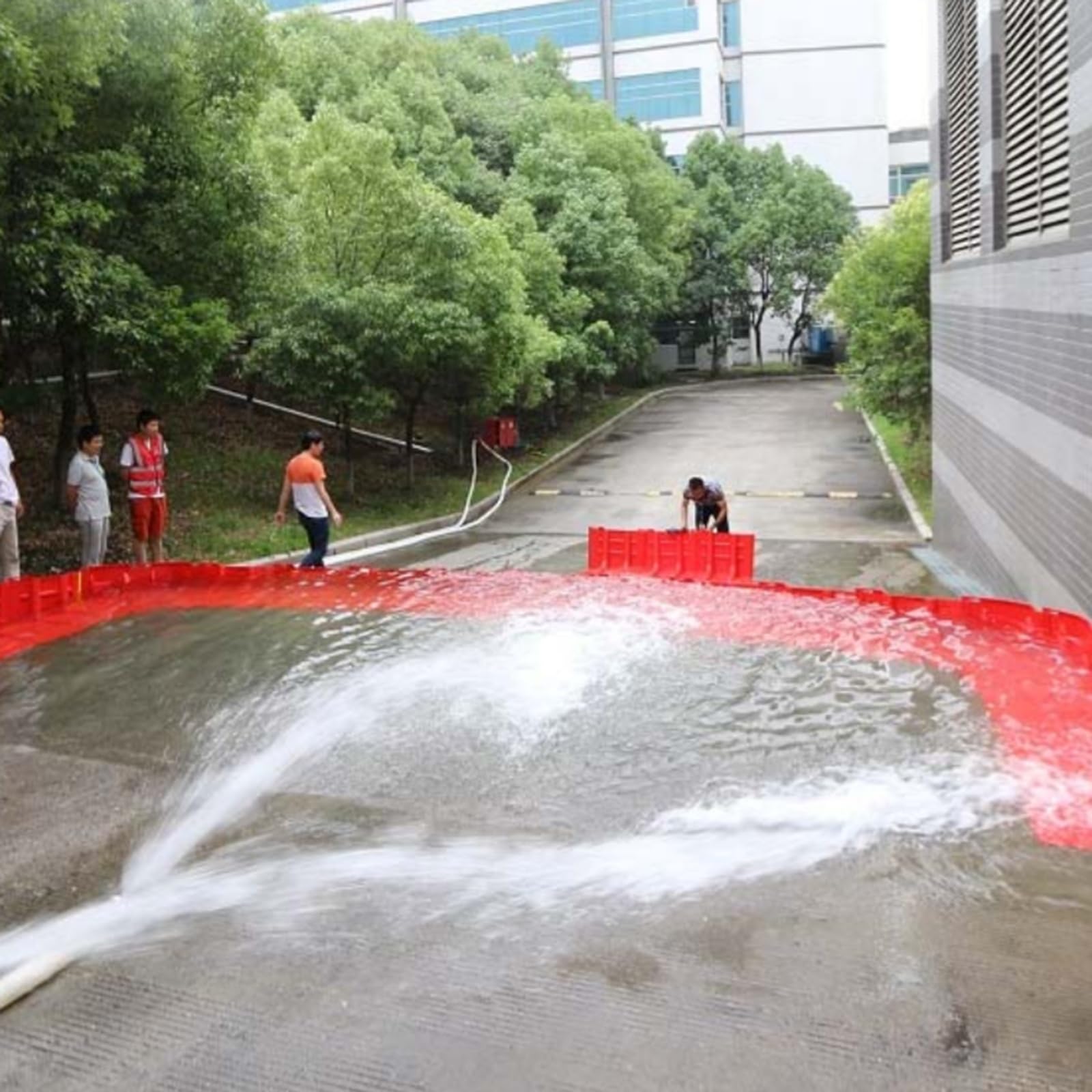 防水シート、洪水防止の障壁、地下鉄の出入口、住宅の地下ガレージ、ショッピングS＆Lモールのために使用されるL形のプラスチック伸縮自在の洪水の折り返し(Colo Amazon.co.jp｜防水シート、 洪水防止の障壁、地下鉄の出入口、住宅の