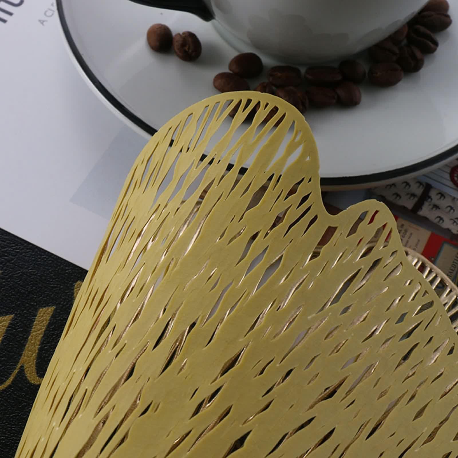 Placemats for Dining Table Gold, Set de Table Lavable Automne Lot de 6 Motif de Feuille de Ginkgo Creuse de Luxe PVC sous Assiette 40x44cm
