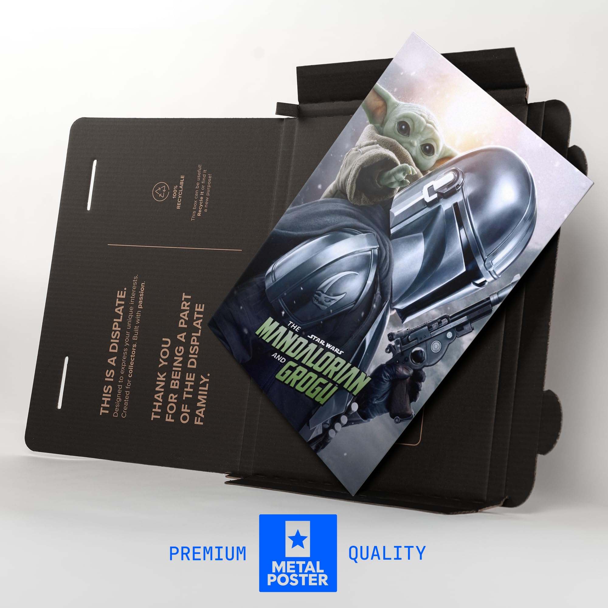 Displate Metall poster Star Wars The Mandalorian and Grogu Größe M | Bilder Wanddeko Wohnzimmer & Schlafzimmer Wandbilder, Geschenk. Wandkunst mit Magnet-Befestigung, ohne Bohren.