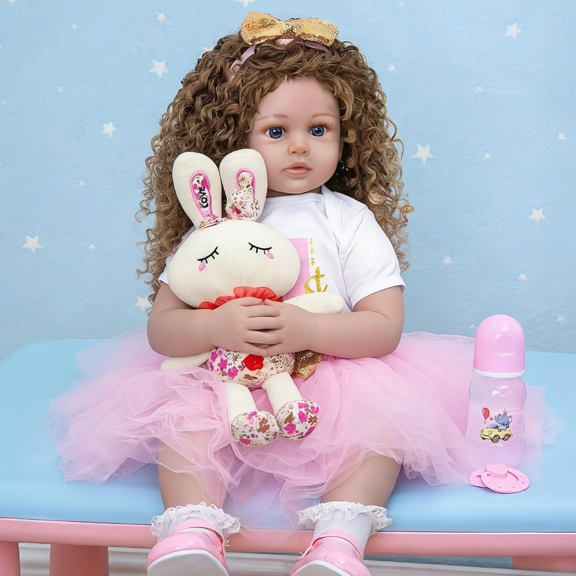 61 cm große echte Babygröße, Reborn-Kleinkind-Mädchenpuppe, verwurzeltes braunes lockiges Haar, weiche Vinyl-Gliedmaßen und Stoffkörper, lebensechte Reborn-Baby-Puppe, die echt lebensecht aussieht
