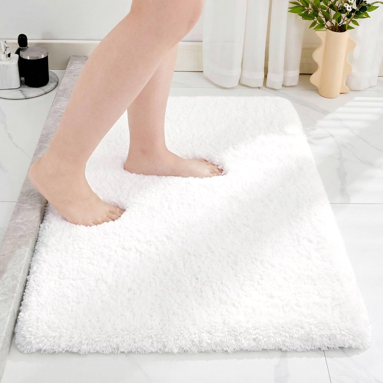 Disolla White Bathroom Rug 20x32 - Non-Slip Plush Thick Bath Mat, Highly Absorbent & Ultra Soft Fluffy Floor Mat, Machine Washable for Shower and Tub