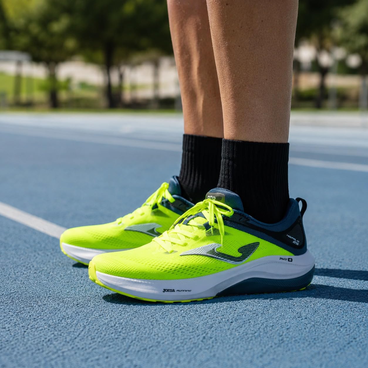 Joma RHISPW2609 Calzado Running Amarillo flúor con Mesh Transpirable, Cordones, Drop 10 mm y Suela Resistente Hombre Deportivos Amarillo Fluor 45