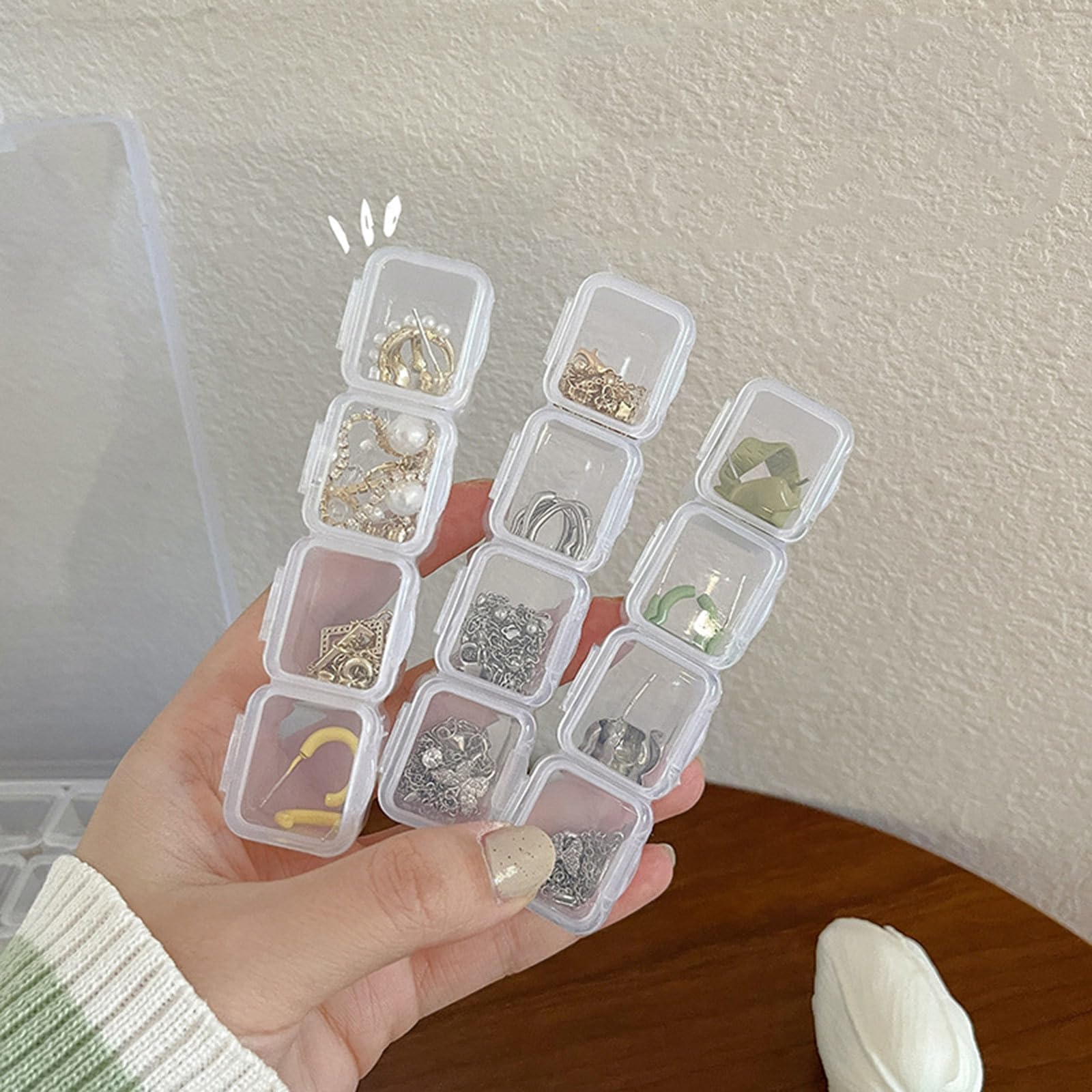 YCTTKDD Bandeja de joyería Estuche de Almacenamiento de aretes Organizador de Joyas fácil de Transportar Solución de Almacenamiento para aretes y Anillos pequeños Caja compacta para aretes