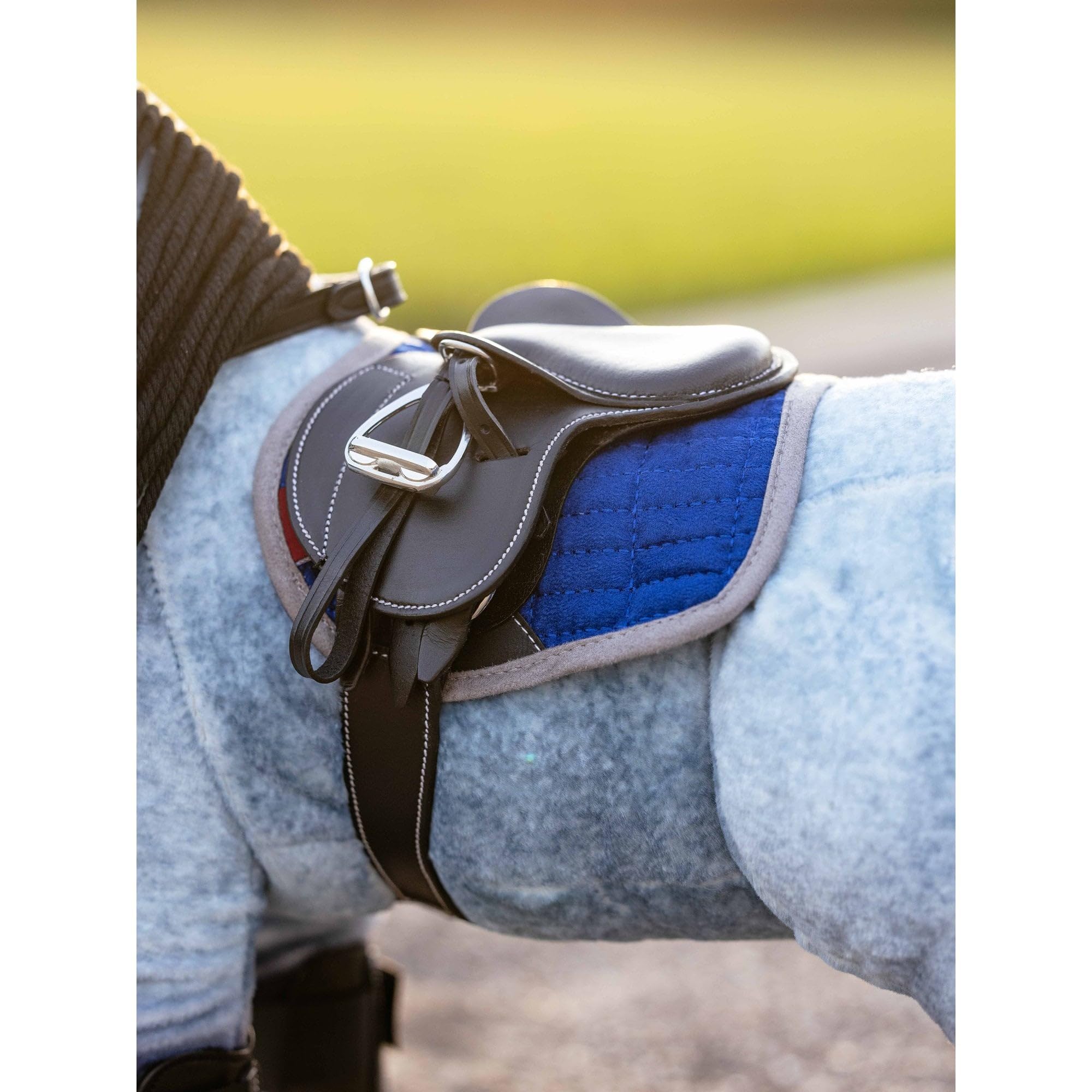 LeMieux Toy Pony Jump - Almohadilla de sillín para pony de juguete, gamuza suave y forro de algodón, adecuada para niños a partir de 3 años, regalo para niños, azul Benetton