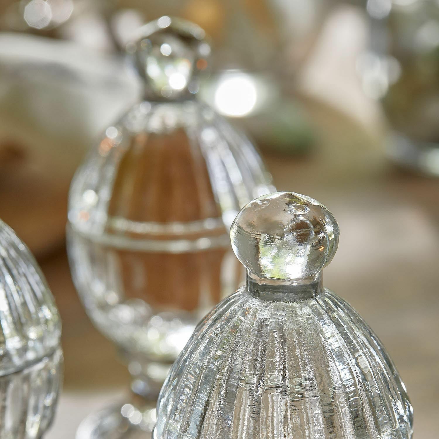 LOBERON Eierbecher 4er Set Uvirel, klar | Exquisites Design, Leicht Angeschliffen, Inklusive Deckel, Zeitloser Look, Tischaccessoires, Küchenutensilien, Glas