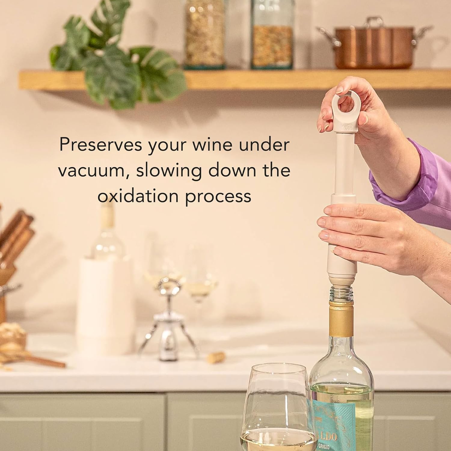 Vacu Vin Wine Saver Loop – Made in the Netherlands – Premium Vacuum Pump with Stopper – Airtight Seal Preserves Opened Wine Bottles up to 10 Days – Elegant & Durable – Sand