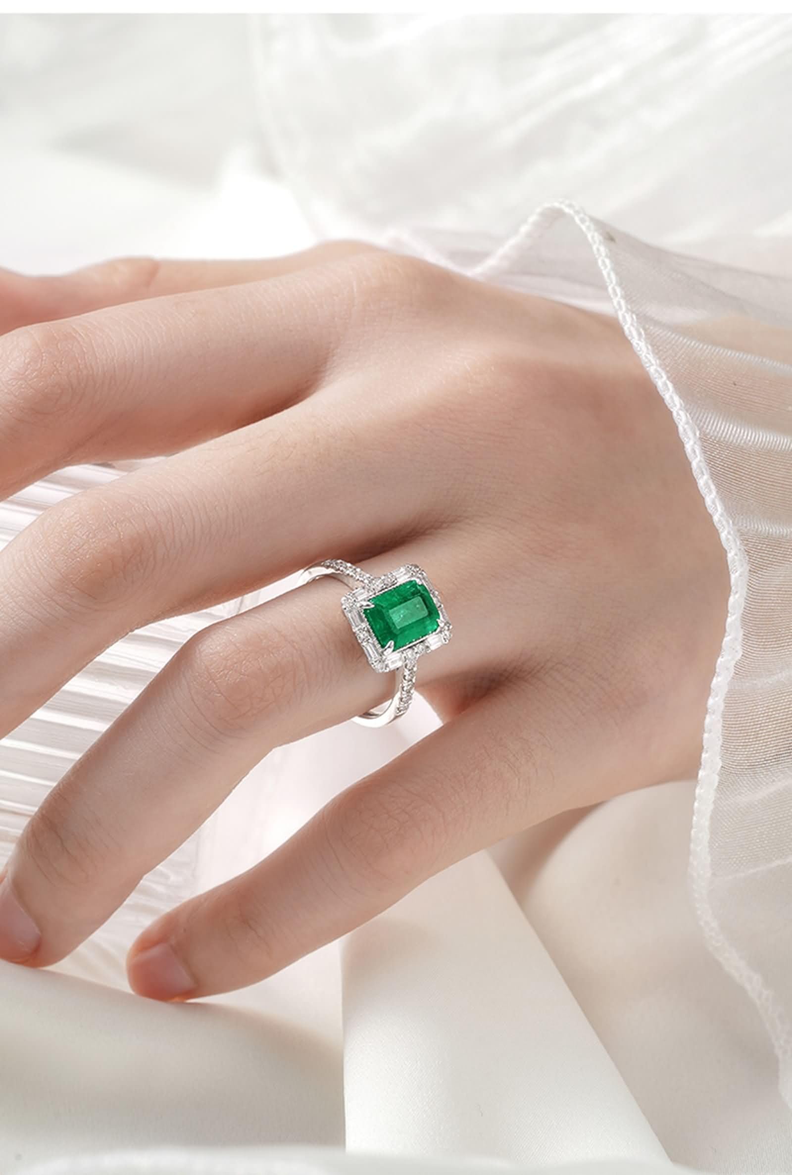 Pierścionek zaręczynowy damski 18K białe złoto, 4 szczęki prostokąt ze szmaragdem i diamentem, pierścionek ślubny damski srebrny zielony, rozmiar 8 (48 mm)