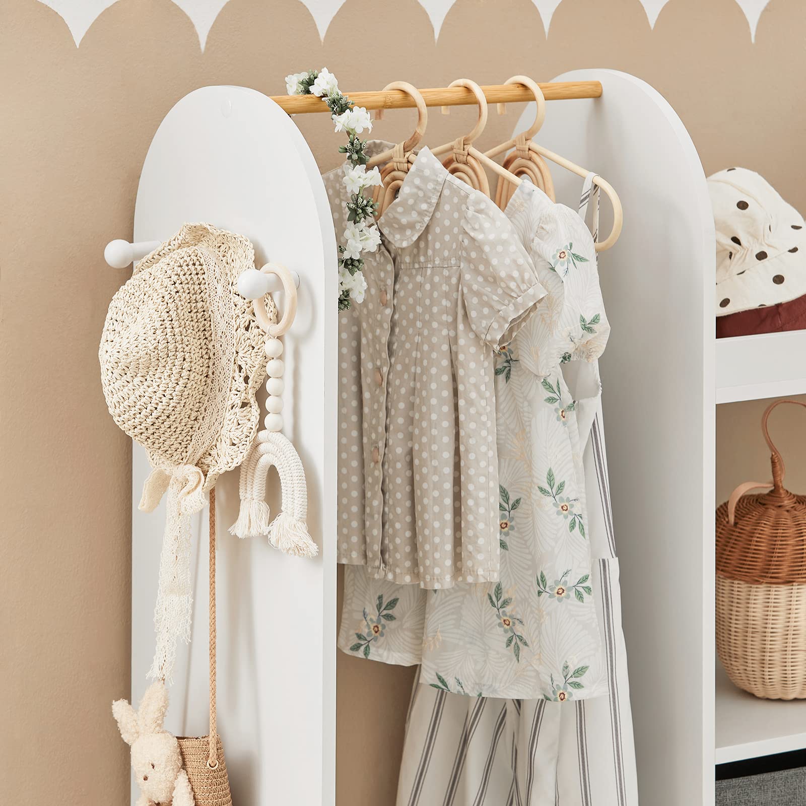 SoBuy Armoire Enfant Penderie Enfant avec Portant Vêtements Garde-Robe avec 3 Étagères Panier en Tissu et 3 Crochets Petite Armoire Etagere Blanc 97x35x108 cm KMB40-W