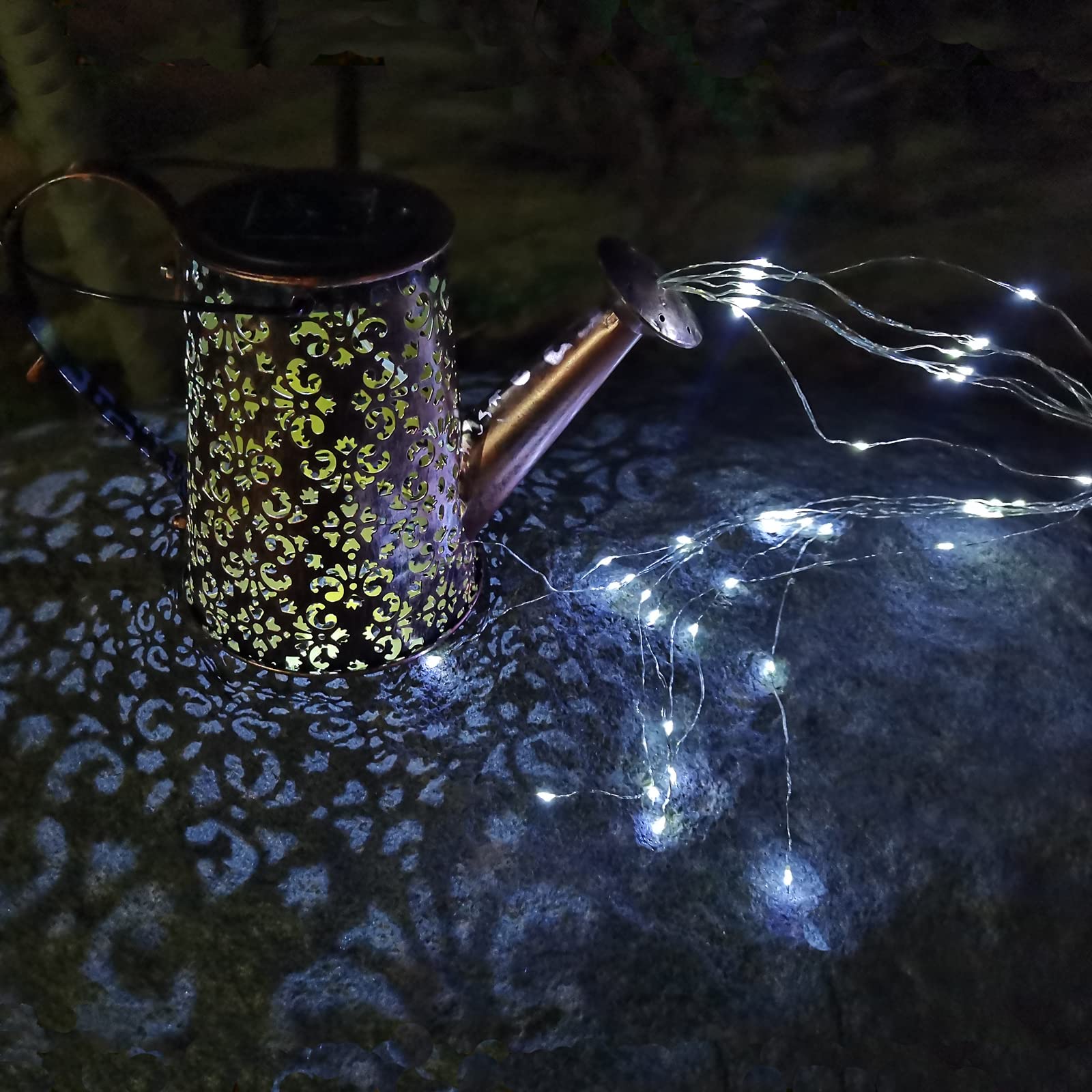 lifemet Lampada a energia solare a forma di annaffiatoio, con luci a LED, per cortili, prato, vialetto, con supporto, luce bianca fredda