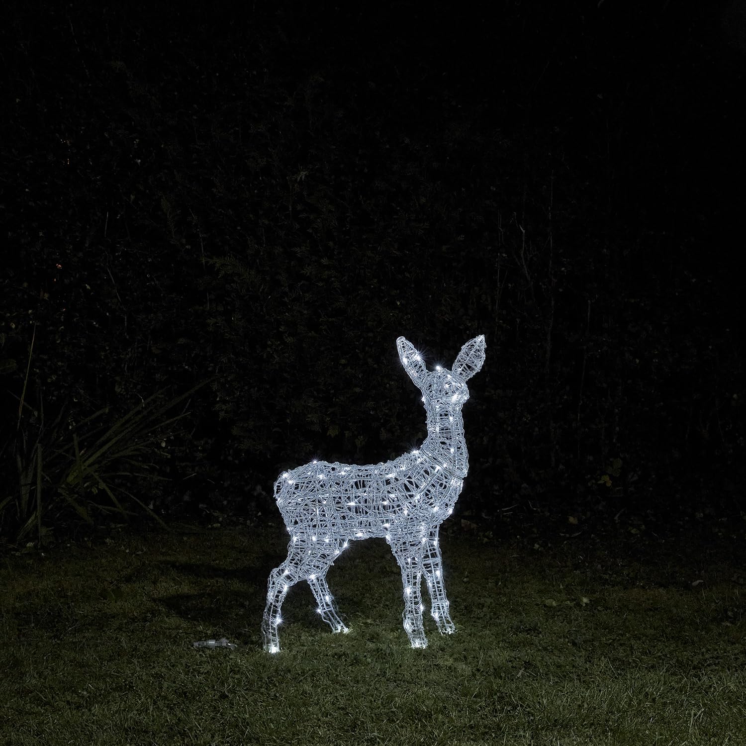 Lights4fun 3-in-1 Swinsty LED Rentier Figur Kind 77cm Batteriebetrieben Timer Weihnachtsbeleuchtung Außen und Innen