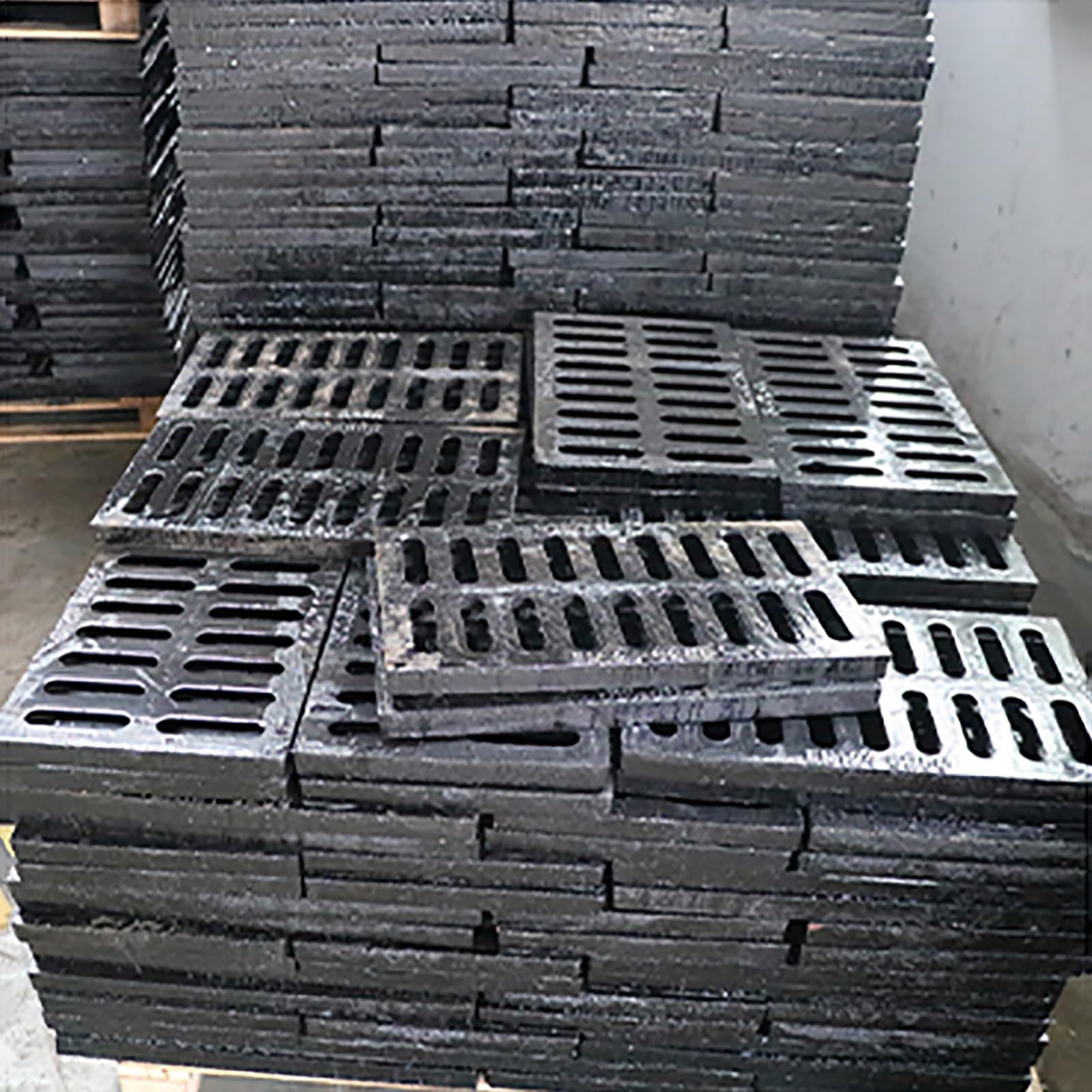 Couvercle de regard extérieur en fonte avec grille renforcée pour trottoir, allée ou système de drainage (40 x 60 cm)