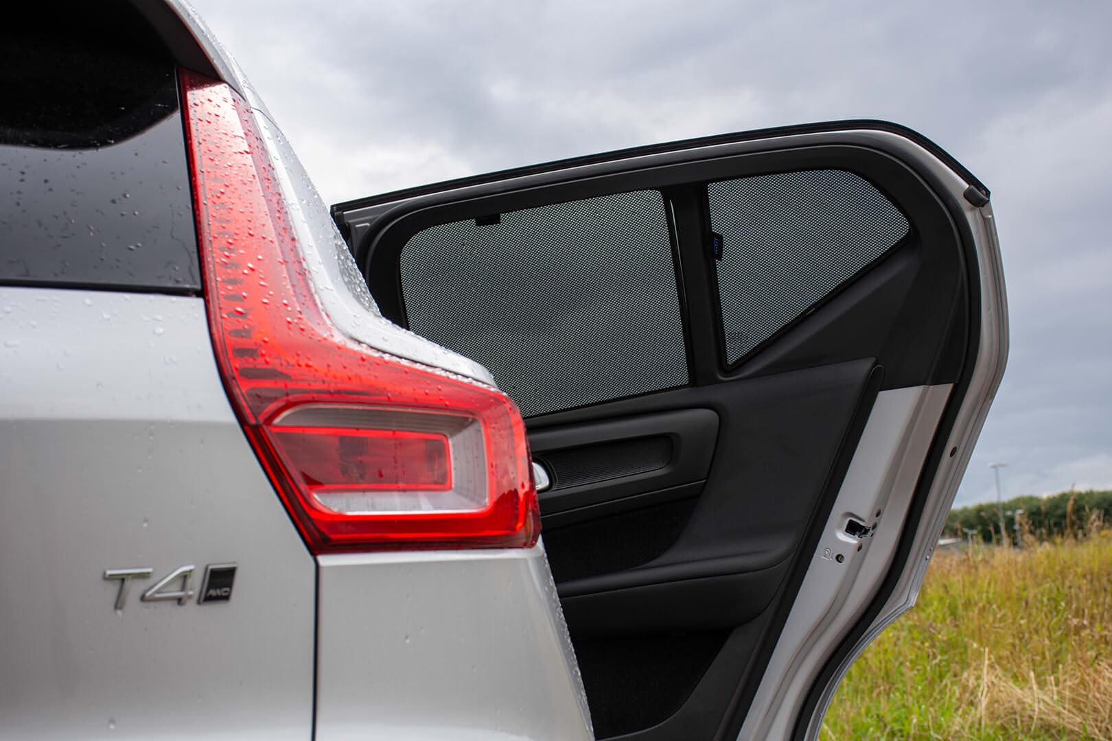 Zestaw osłon samochodowych (tylne drzwi boczne) kompatybilne z Volvo XC40 2018- (4-częściowy), czarne