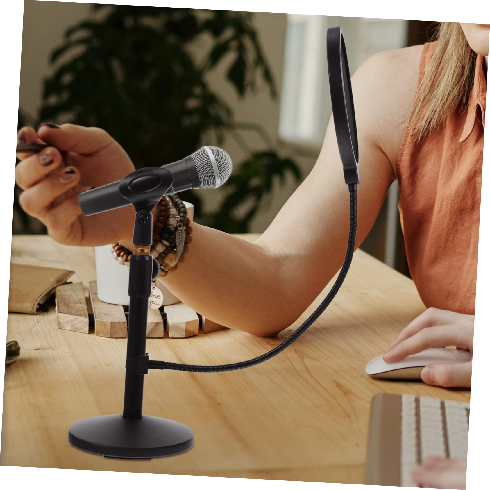 Supporto Microfono da Tavolo Regolabile Nero, Base Tonda | Metallo e Plastica, per Podcasting e Live Broadcasting, Stabilità e Altezza Adattabile