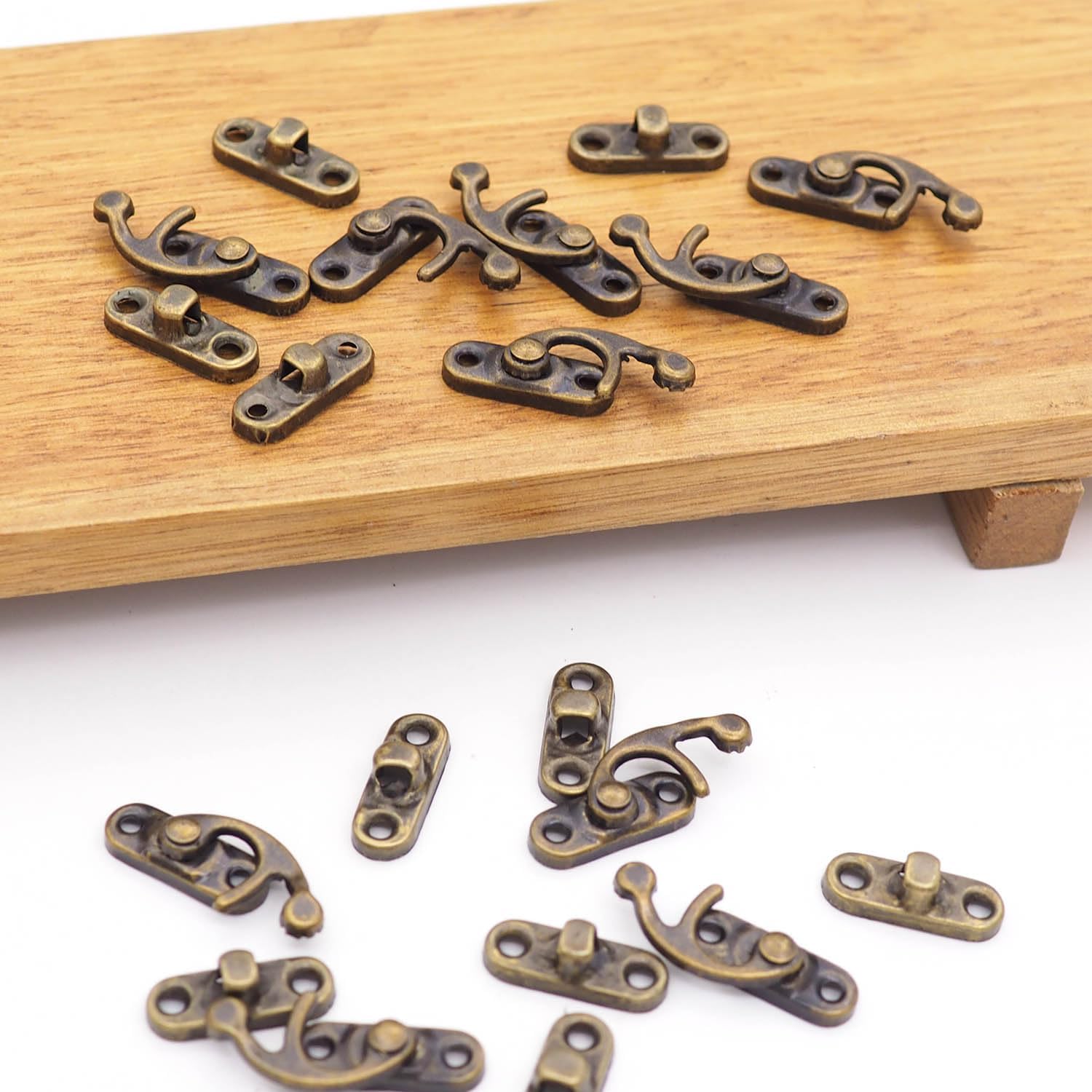 10 Pieces Tiny Antique Vintage Lock Latch Hook Hasp Horn Lock with 40 Screws Lightweight Horn Lock Clasp Arm Latch,for DIY Furniture Wooden Box Jewelry Case Toolbox (Bronze/Right Hook)