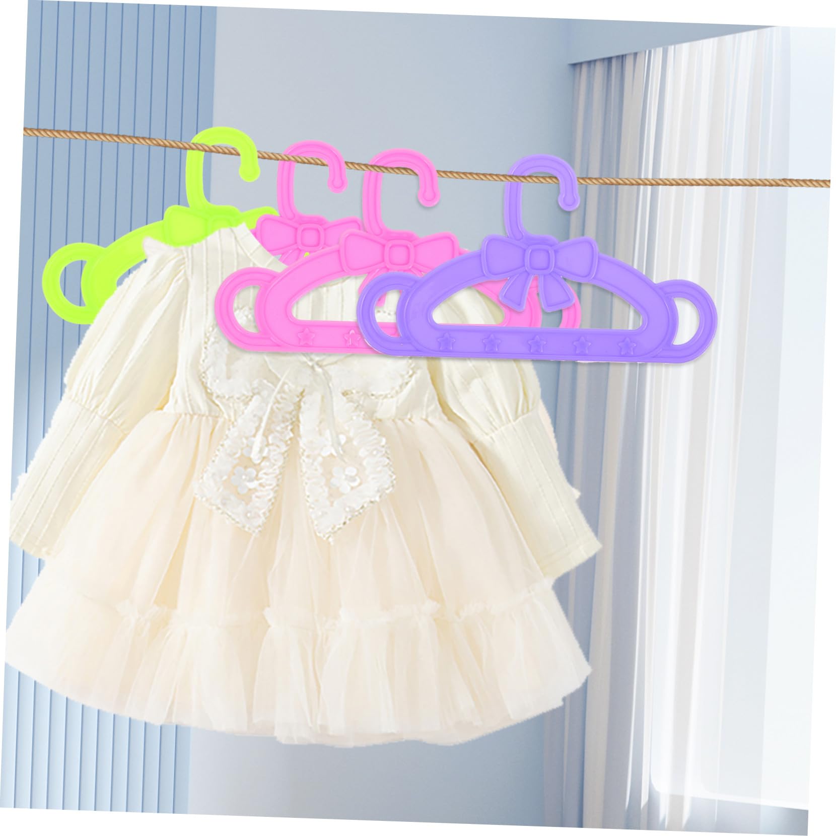 Perchas de Piezas Ropa para Plástico 15 Muñecas para Vestidos | Accesorios para Muñecas, Niñas y Bebés, Pack Multicolor, Uso en Habitación Infantil y Ocasiones Obsequios
