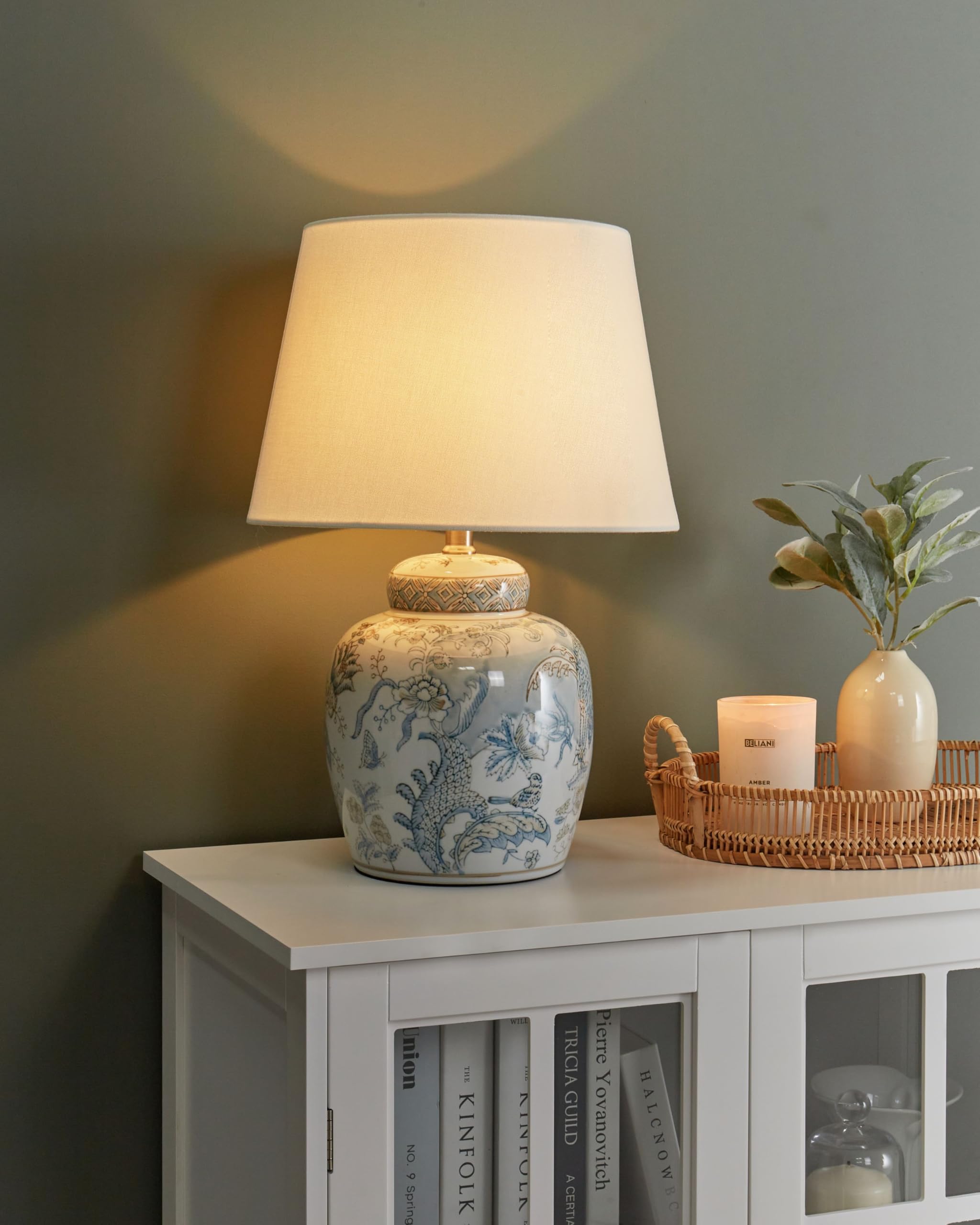 Beliani Lámpara de mesa elegante con base de porcelana con estampado pantalla de lino tambor iluminación blanco y azul Jamapa