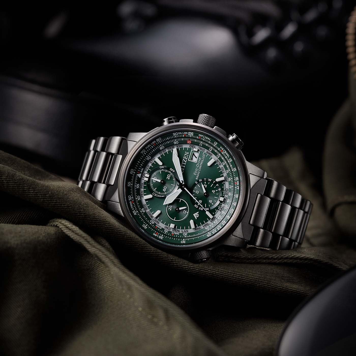 Citizen Promaster Sky Herrenuhr Edelstahl, Grün, 41 mm, AT8304-57W | Analog Chronograph | Saphirglas | 20 bar Wasserdicht | 180 Tage Gangreserve | Stoppuhr: Max. 60 Min, Tag/Datum