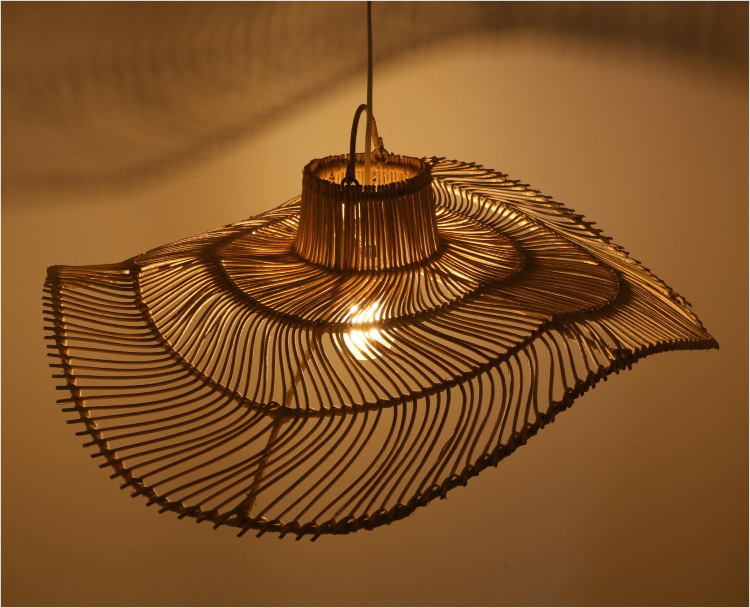 GURU SHOP Deckenlampe handgemacht aus Rattan, modern, Bali, Galanga | Schöne Hutform, geflochtenes Design, zaubert Schattenmuster, natürliche Materialien, ideal für Wohnräume.