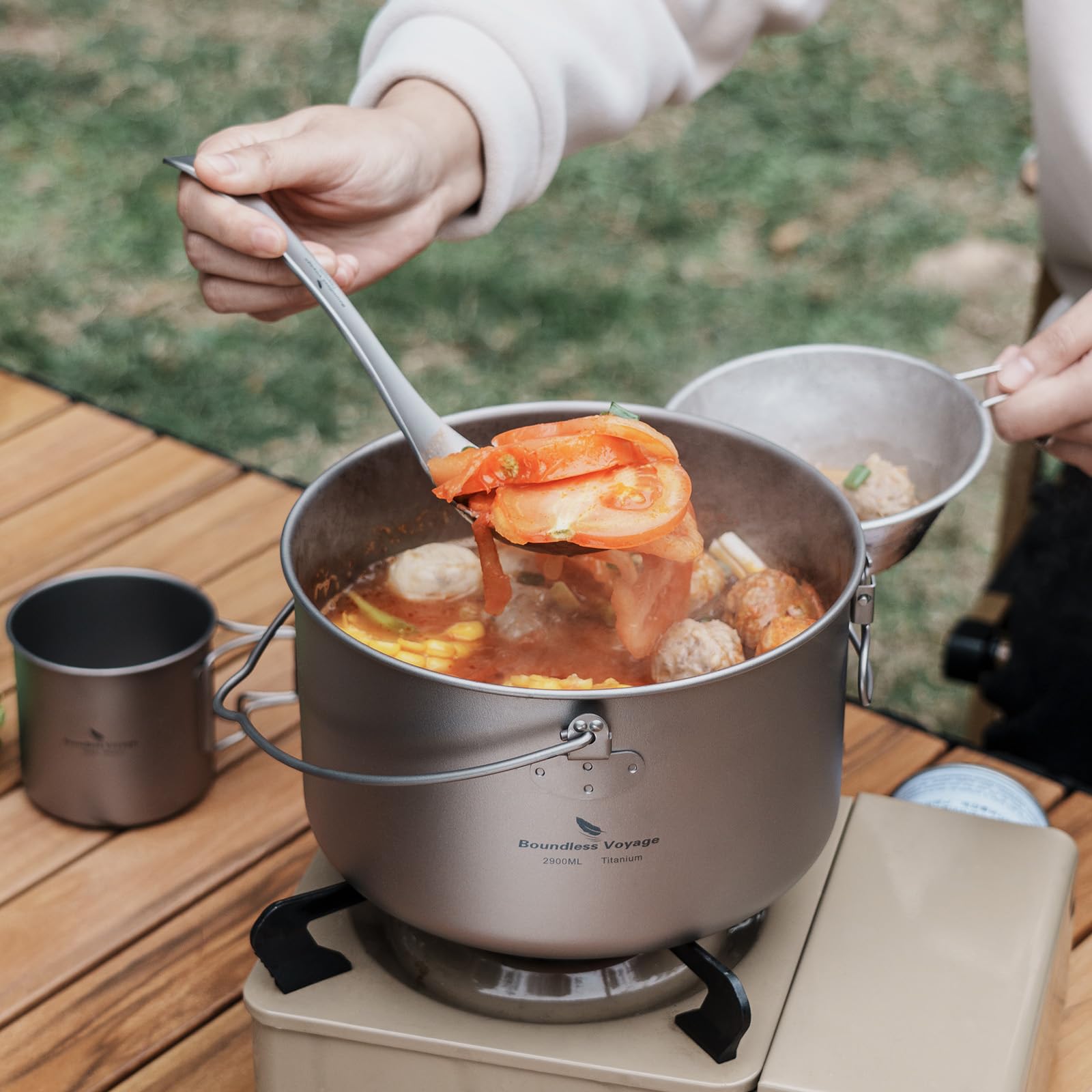 iBasingo 2.9L Titan Hängender Topf mit Großer Kapazität Camping Schüssel Leichte Outdoor Kochgeschirr Koch Mess Kit mit Klappgriff Küchen Utensilien für den Außenbereich für 1-3 Personen Ti2045C