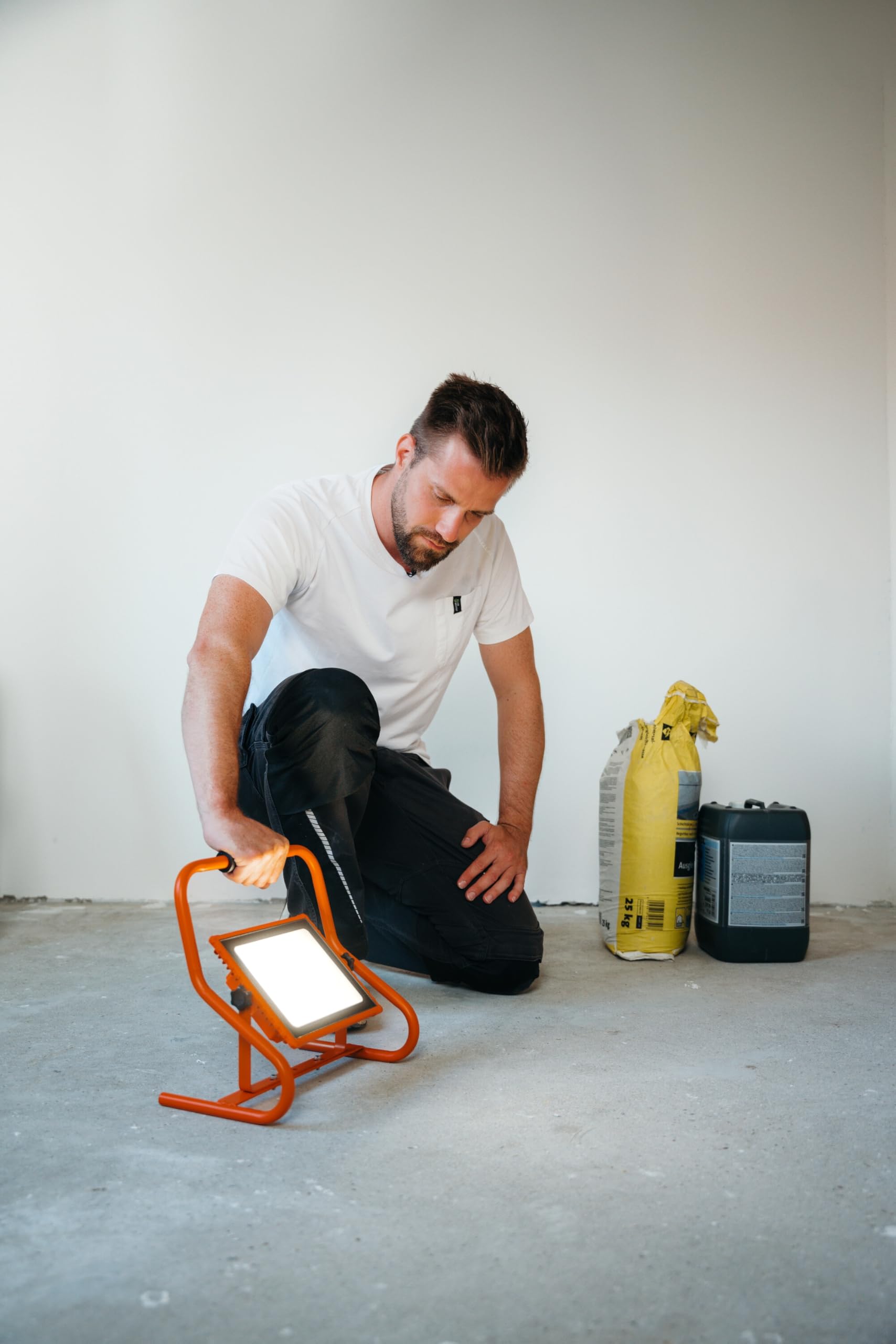 OSRAM Lampa robocza zasilana akumulatorem R-Stand 30W 4000K w kolorze pomarańczowym z obudową aluminiową, stopień ochrony IP44, do renowacji, piwnic i garaży