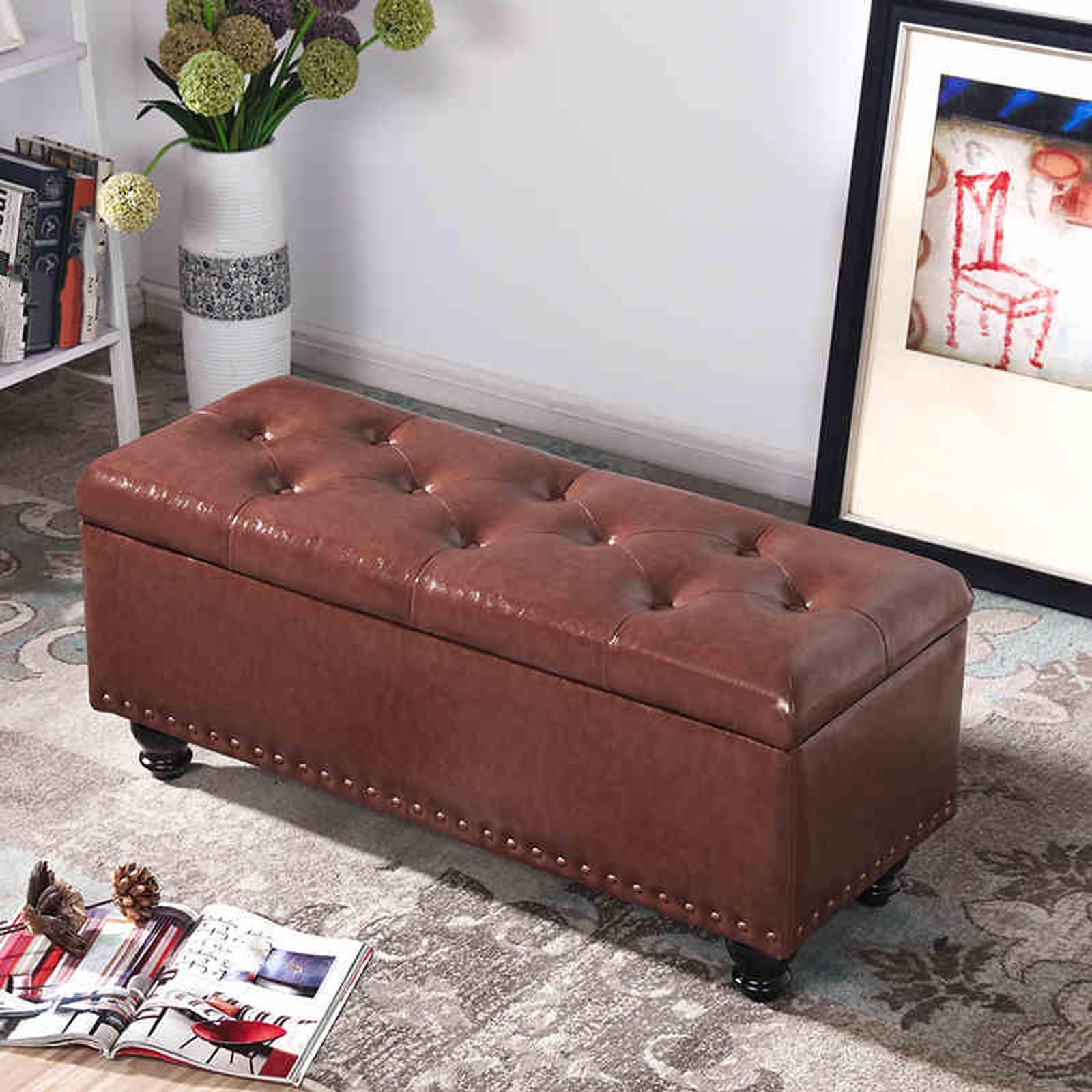 Banc de rangement en similicuir marron contre le désordre