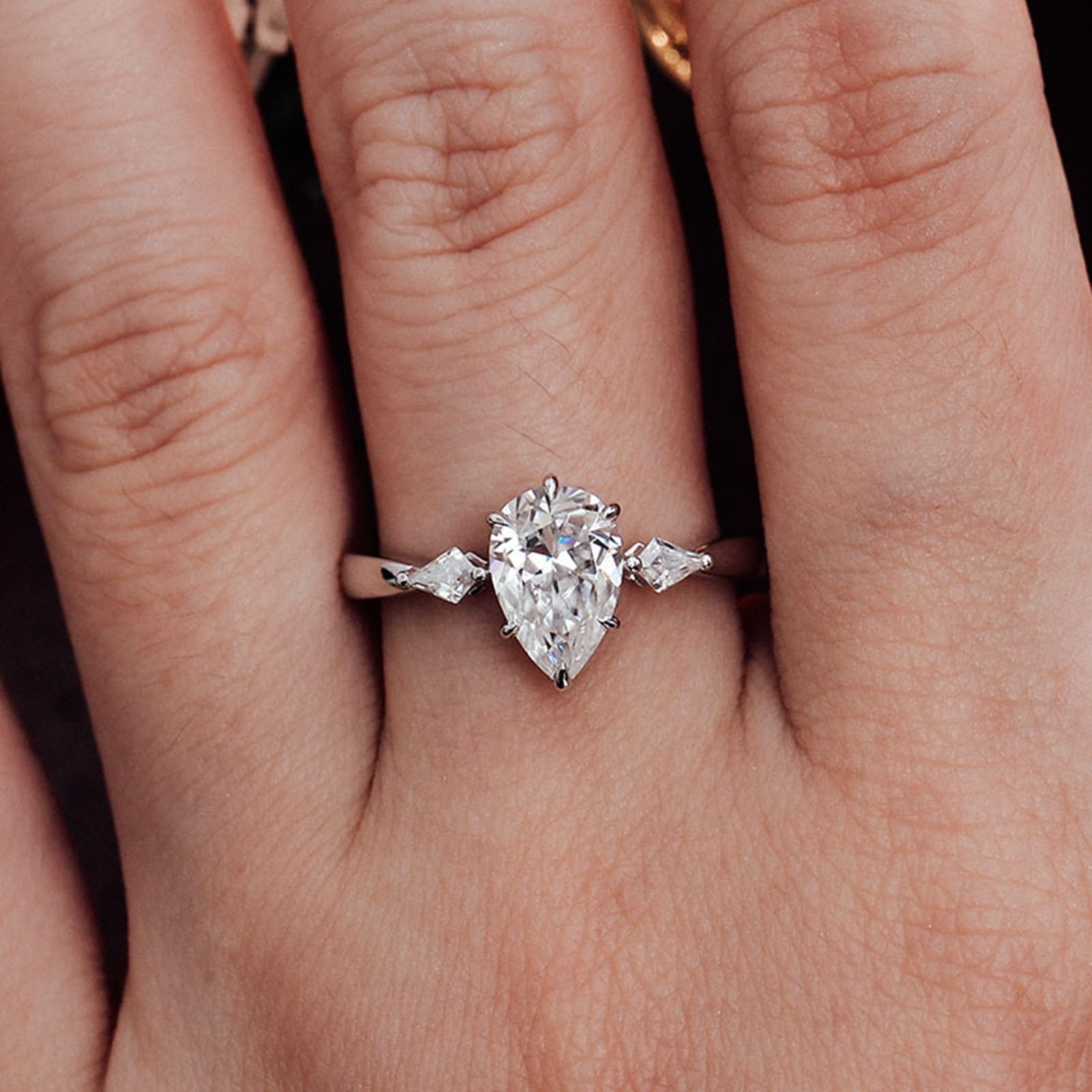 Anillo de oro para mujer de 18 quilates, anillos de boda grabados en forma de gota, anillos de compromiso, anillos de compromiso de oro blanco 750 con moissanite de 1,5 ct D Color VVS1 para