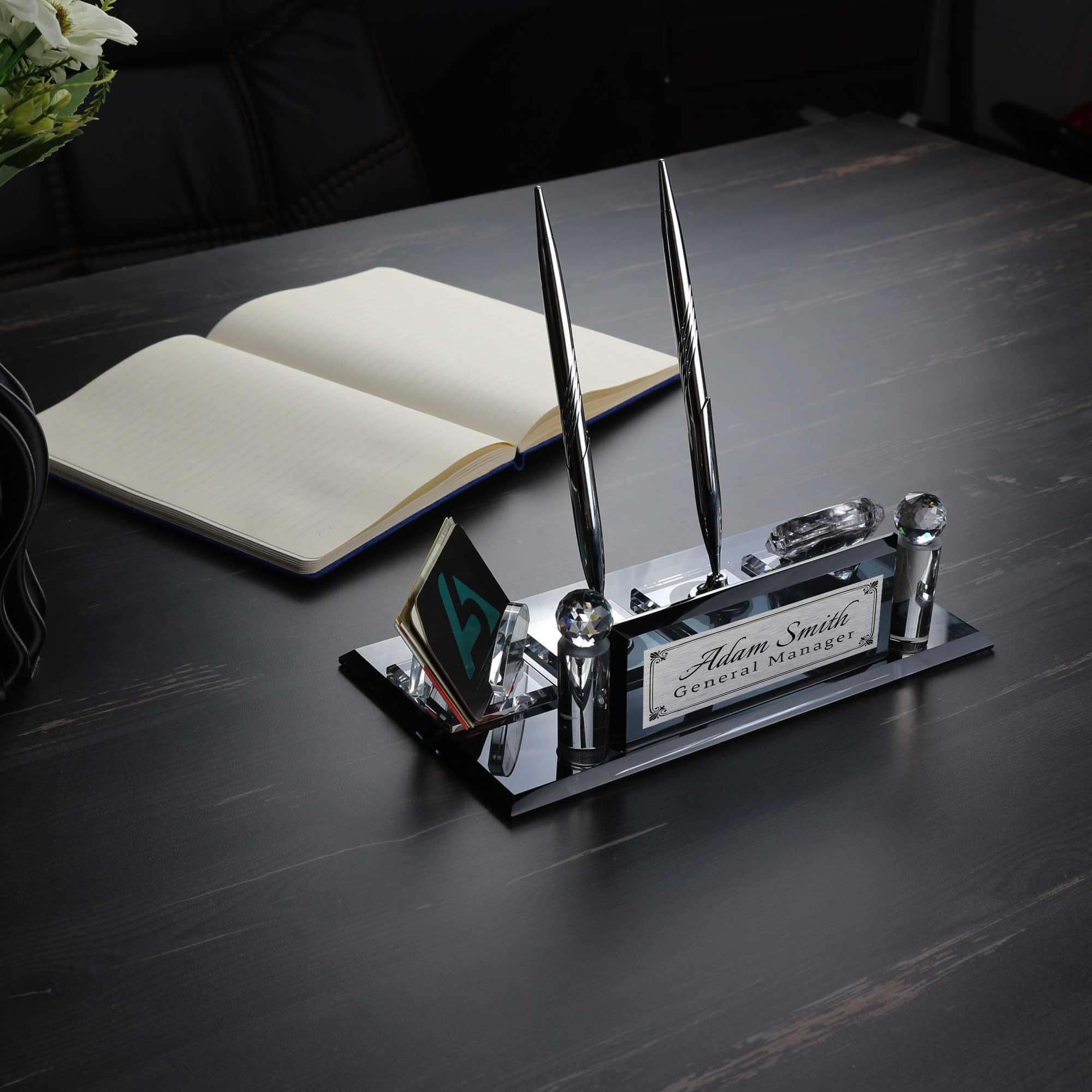 Personalisiertes schwarzes Desktop-Namensschild | Silberfarbene Details | Silberfarbene Signaturstifte | Quarzuhr