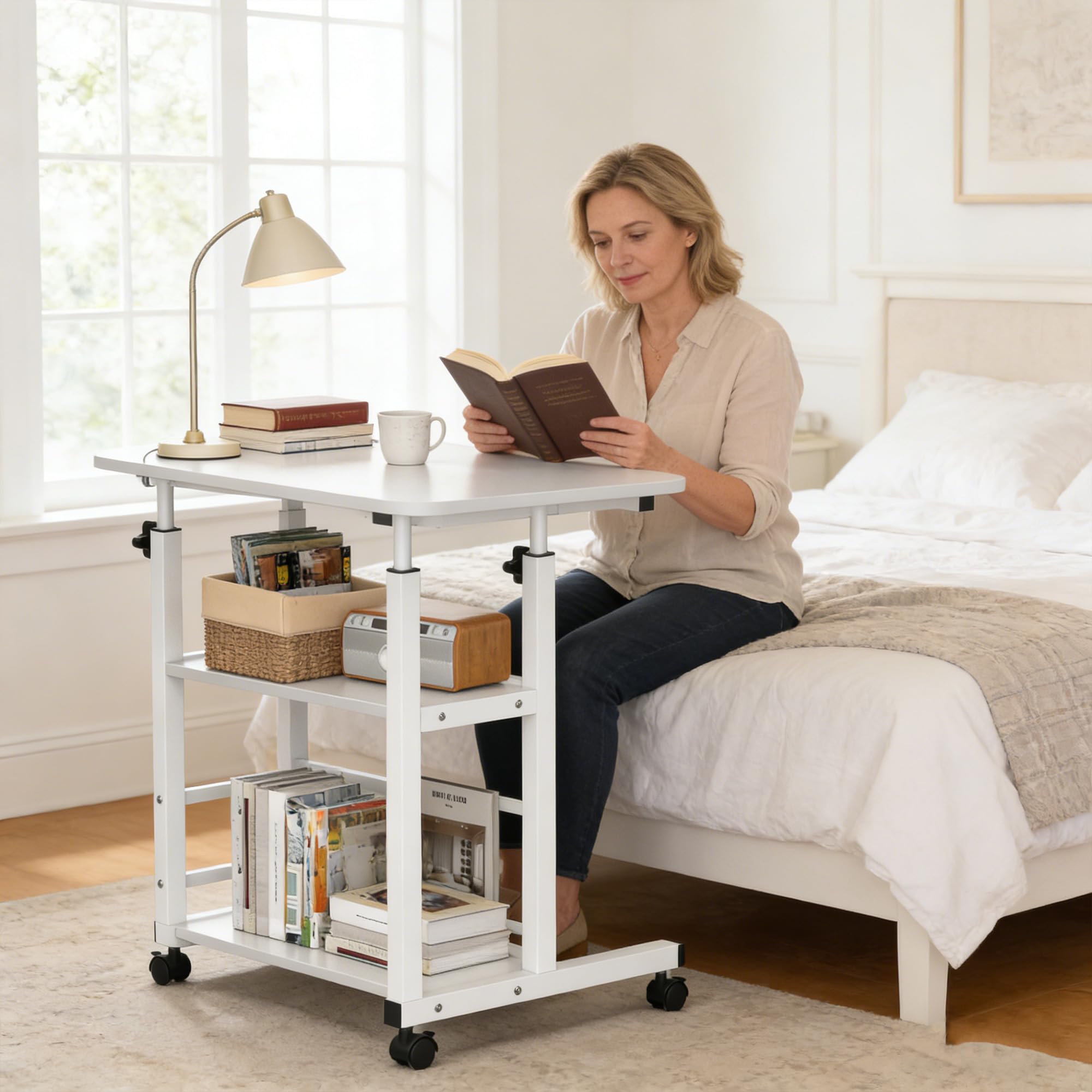 Verdego Escritorio de altura ajustable, mesa auxiliar con ruedas, 2 estantes, mesa de PC 40 x 60 x 56 – 82 cm, ahorra espacio, pequeña mesa portátil para ordenador para oficina en casa, sofá, cama