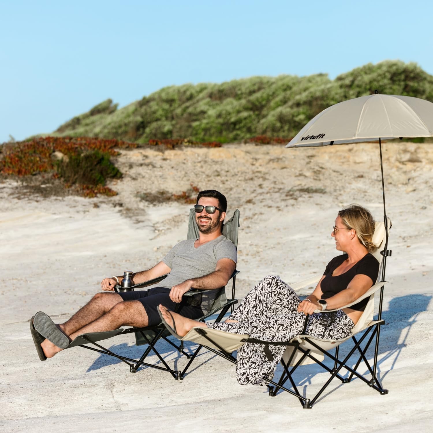 VirtuFit Faltbarer Campingstuhl mit Fußstütze Schwarz – Klappbarer Strandstuhl mit Armlehnen und Getränkehalter – Bequemer Outdoor Stuhl für Camping, Garten, Festival und Strand