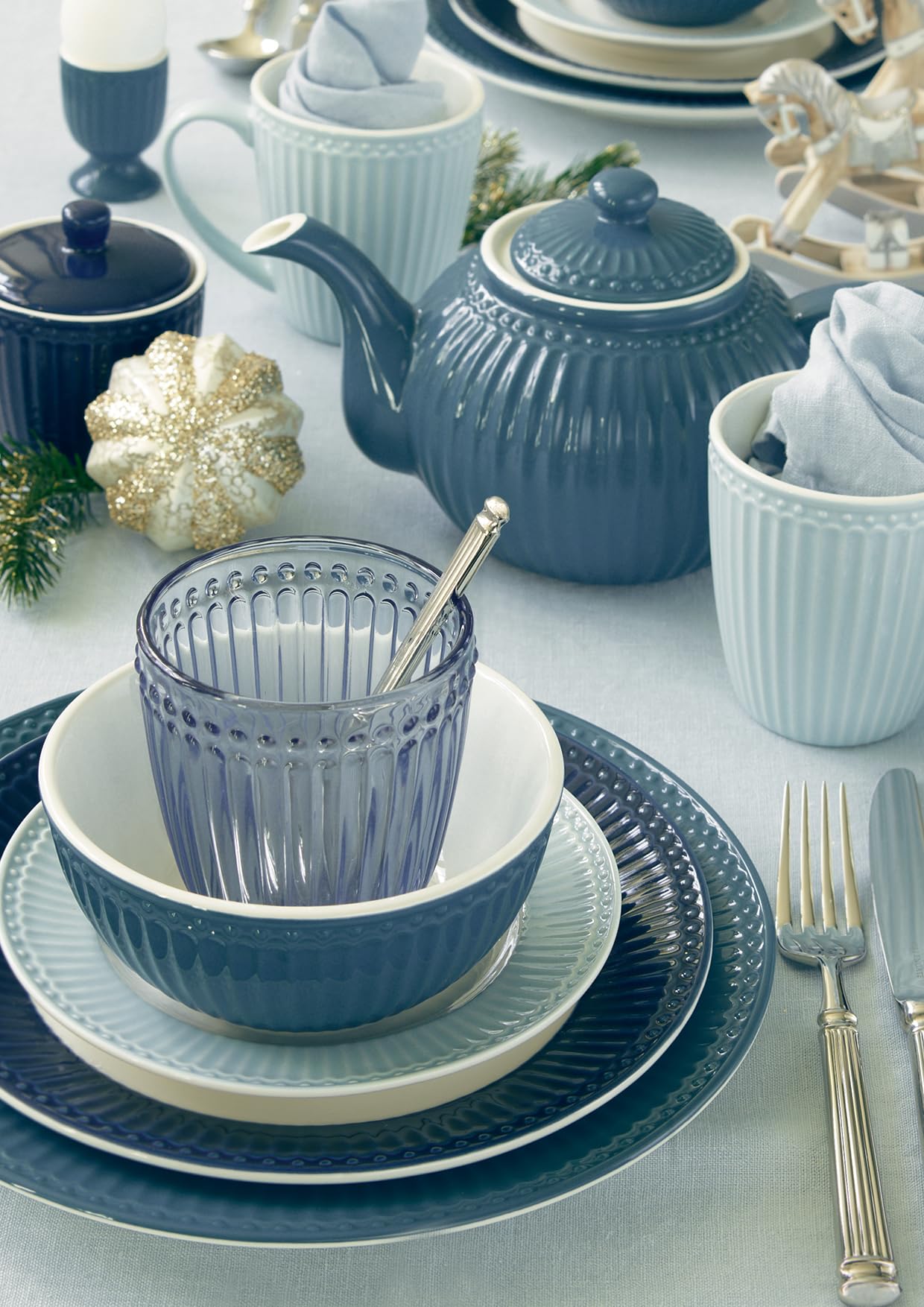 GreenGate Tasse „Alice“ Pale Blue – Porzellan-Henkelbecher Mit Wellenmuster, Dänisches Design