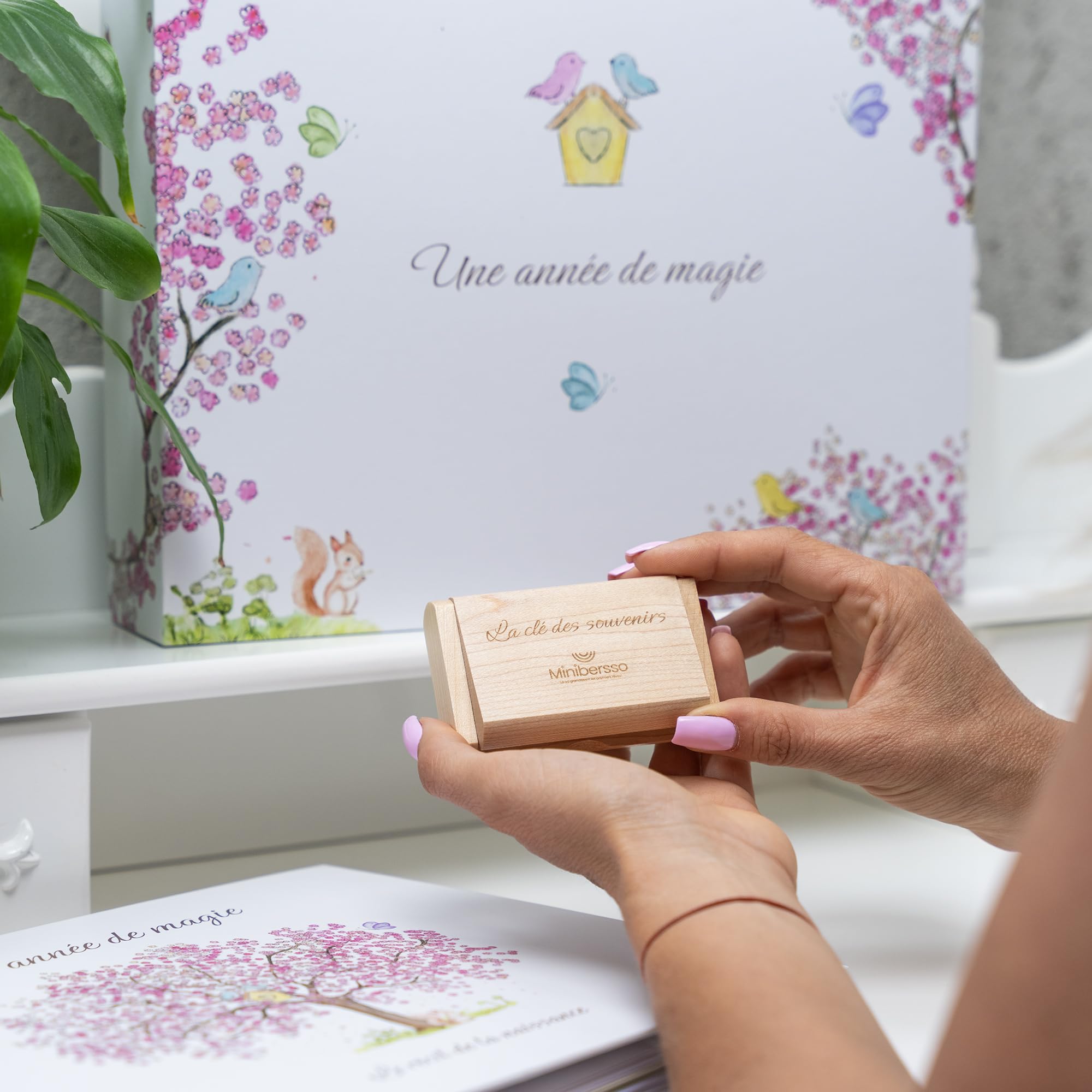 Livre de naissance bébé avec Clé Usb pour les souvenirs numérique et Pochon pour la 1ère tenue- Album Photo Bebe 116 pages pour coller vos photos et écrire - Idéal Cadeau naissance fille et garçon
