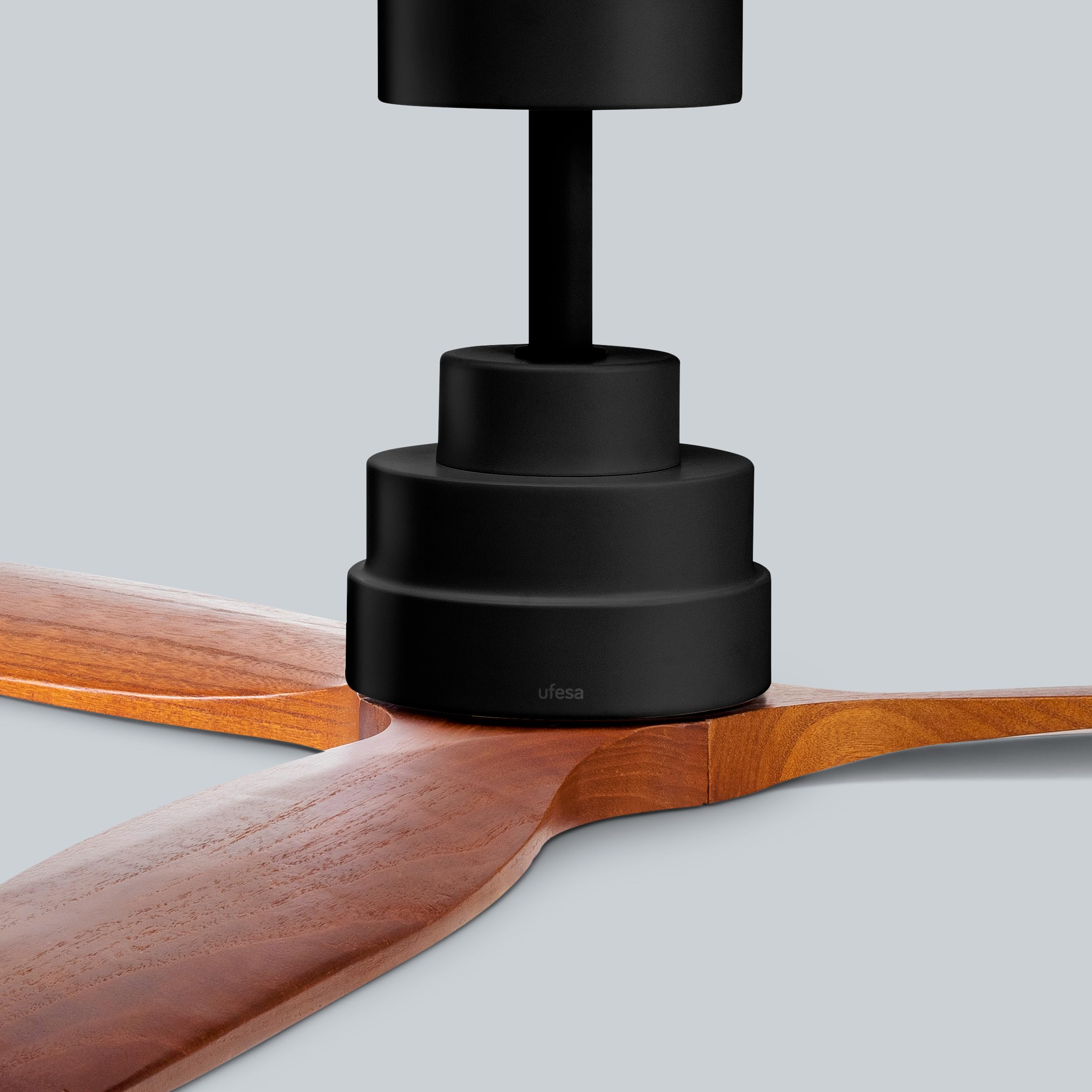 Ufesa Ventilatore da soffitto, 40W, 6 Velocità, Ultra Silenzioso, 3 Pale in Legno Naturale 132cm, Funzione Estate - Inverno, Timer 8h, Telecomando, Nero - Legno Scuro