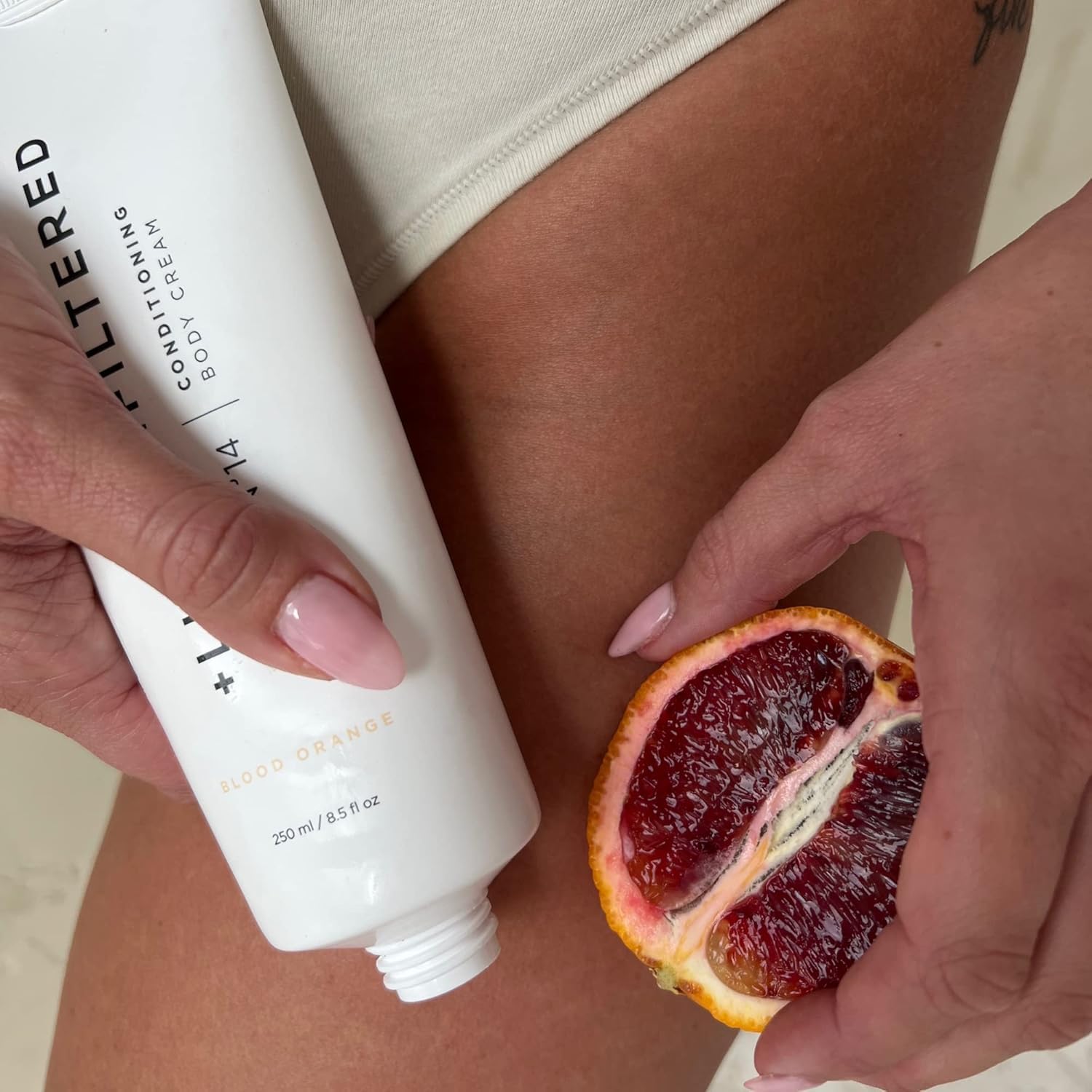 + Lux Unfiltered Tall Pour N°14 Body Lotion für Frauen – Feuchtigkeitsspendende Körpercreme mit Jojoba, Squalan, Sheabutter, Vitamin C und Hyaluronsäure – feuchtigkeitsspendende Körperlotion, nicht