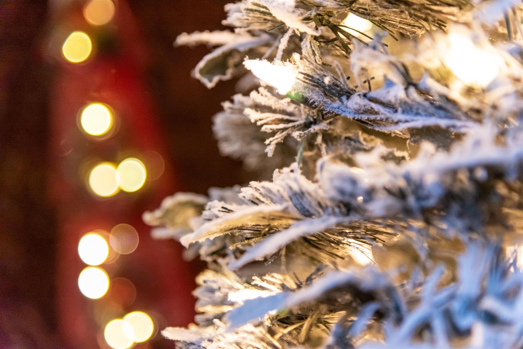 SHATCHI Beleuchteter Weihnachtsbaum für den Innenbereich, 1,2 m - 1,8 m, warmweiß, batteriebetrieben, Stechpalmenbeflockt, 1,5 m