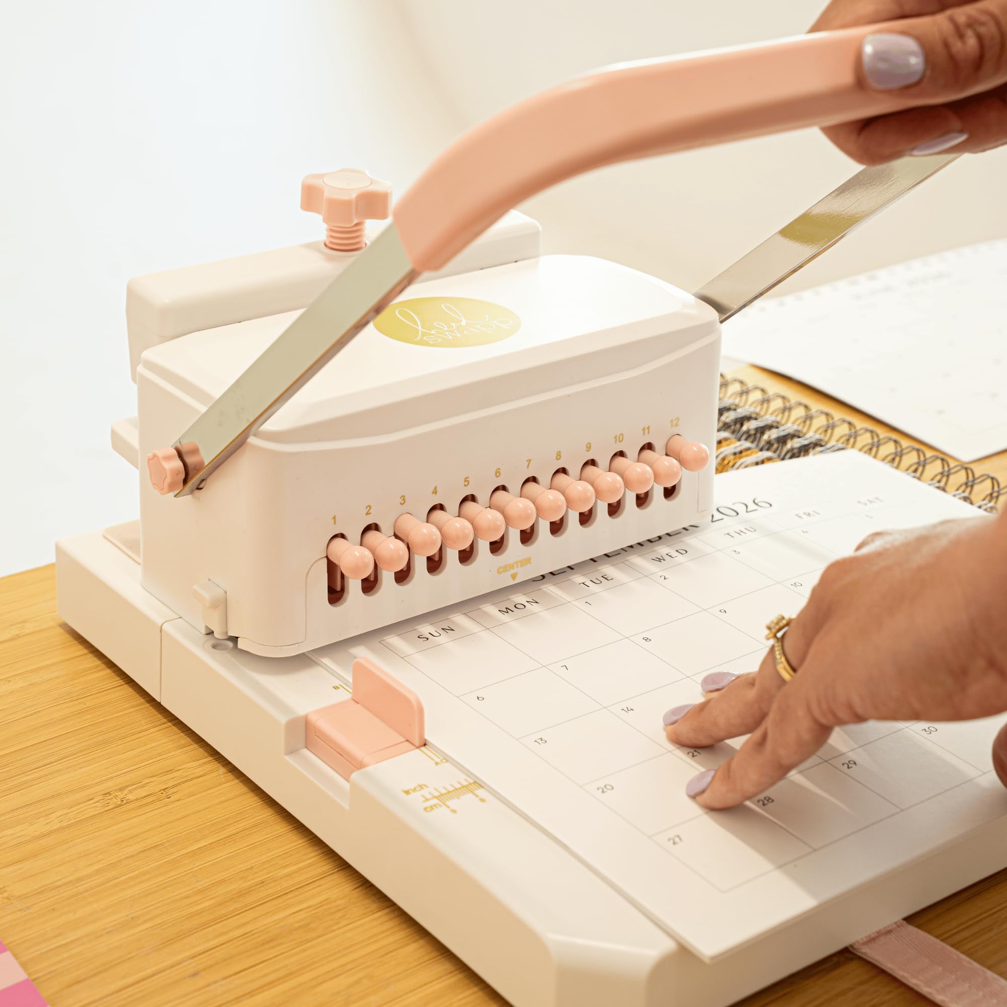 Heidi Swapp Bastelbindemaschine – DIY Twin-Loop Wire Book Binder für Planer, Tagebücher & Fotobücher | Enthält 20 Drähte, 4 Bücherbretter & Zange | Bindet A4, A5, A6, A7 & Brief | 27-teiliges Set