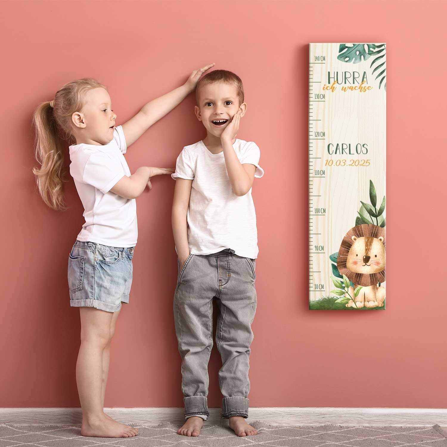 GRAVURZEILE Messlatte für Kinder aus Holz - Tiergruppe Safari - mit Namen für Kinderzimmer - Skala misst 80-140 cm - Größe 20 x 70 x 2 cm - Geschenk zur Geburt für Mädchen & Jungen - Löwe