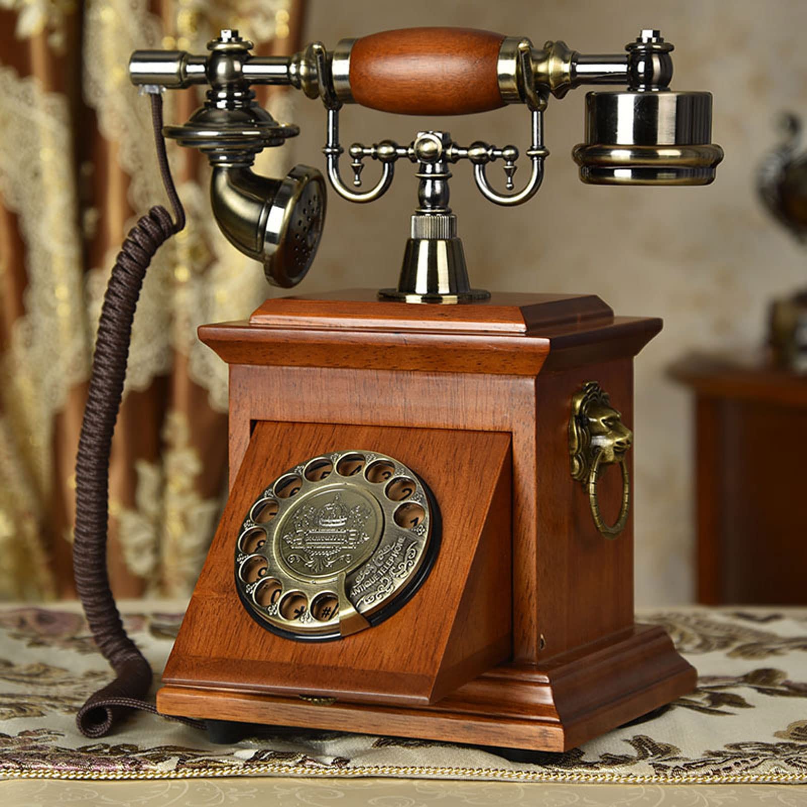 Téléphone filaire vintage à l'ancienne mode pour embellir une maison
