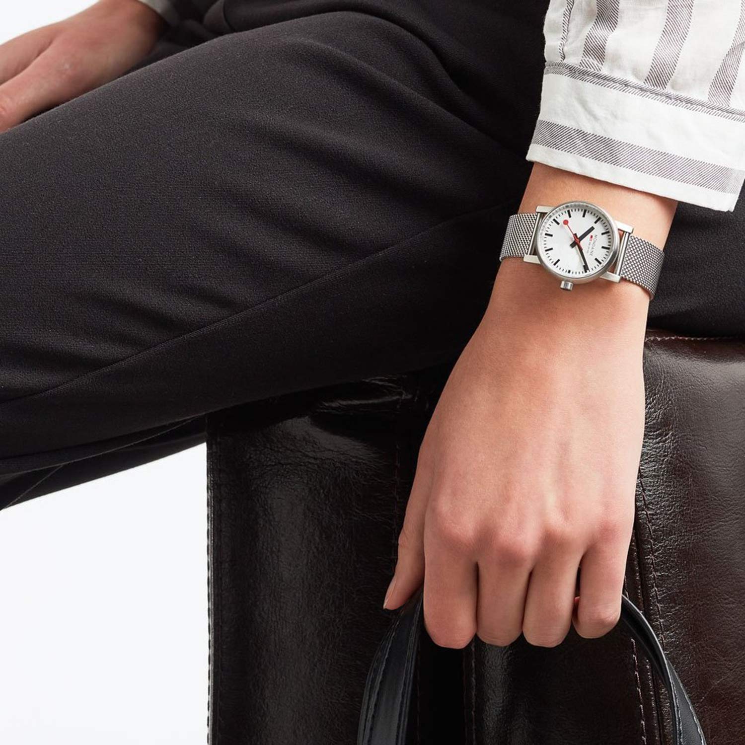 Mondaine - Evo2 MSE.26110.SM - Damen Uhr 26mm - Bahnhofsuhr in Silber Edelstahl Armband - 30m Wasserdicht Saphirglas mit rotem Sekundenzeiger - Hergestellt in der Schweiz